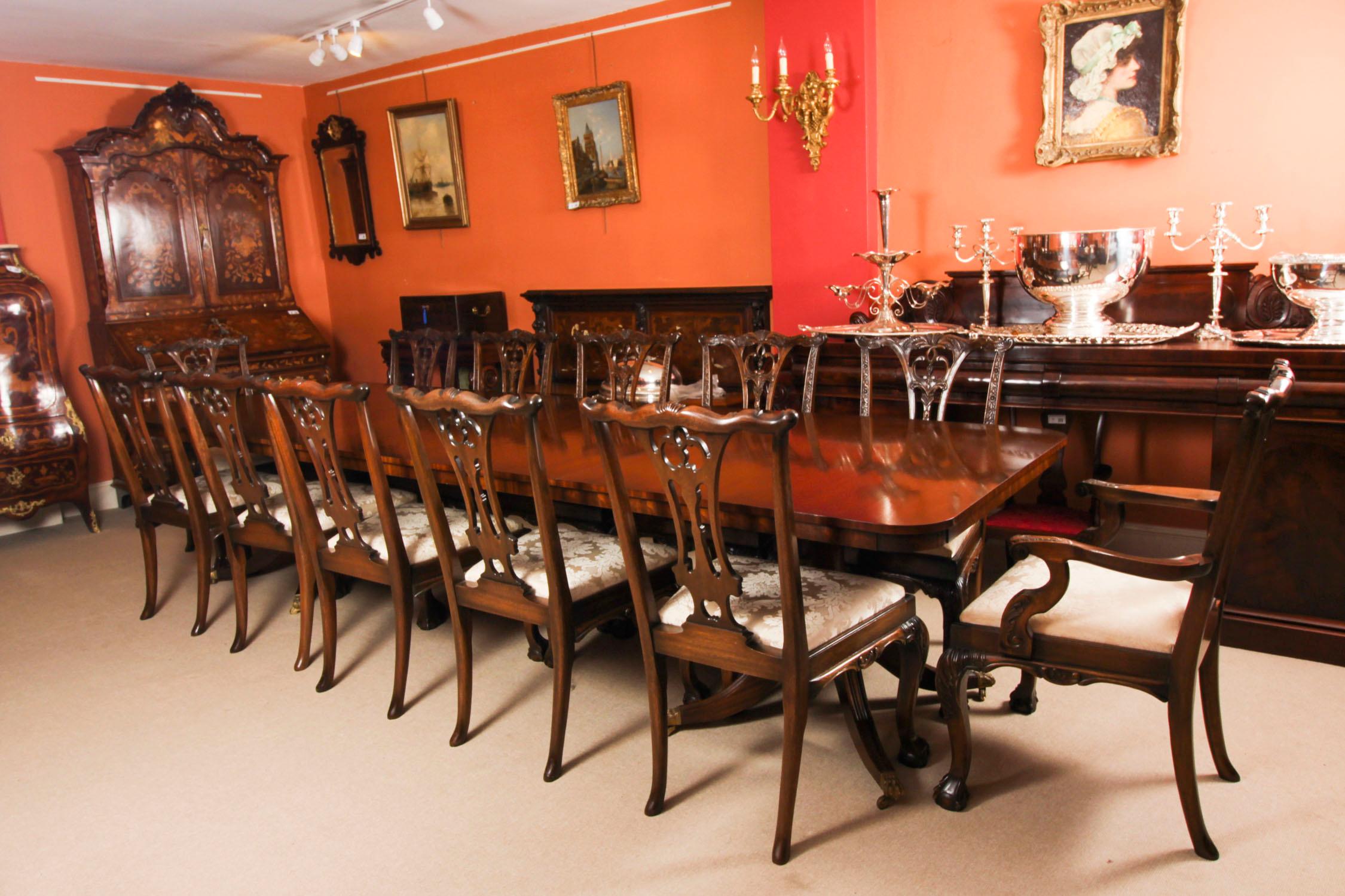 Il s'agit d'une superbe table de salle à manger à deux pieds, faite à la main, dans le style élégant de George III,  en acajou et datant de la fin du 20e siècle.

Capable d'accueillir douze personnes dans un confort royal, il s'agit d'un meuble