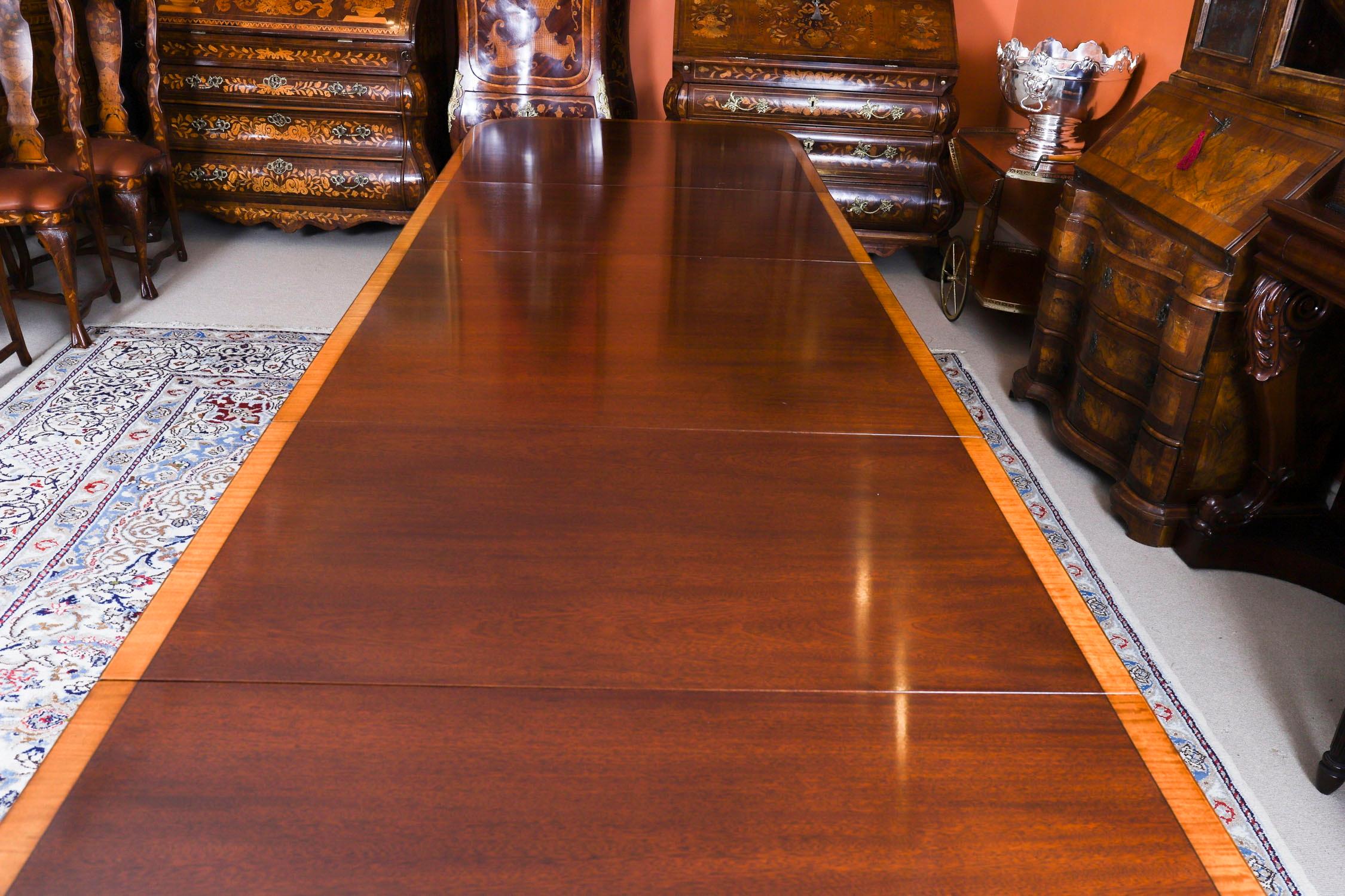 Vintage 12ft Regency Revival TriplePillar Crossbanded Dining Table 20th Century en vente 7