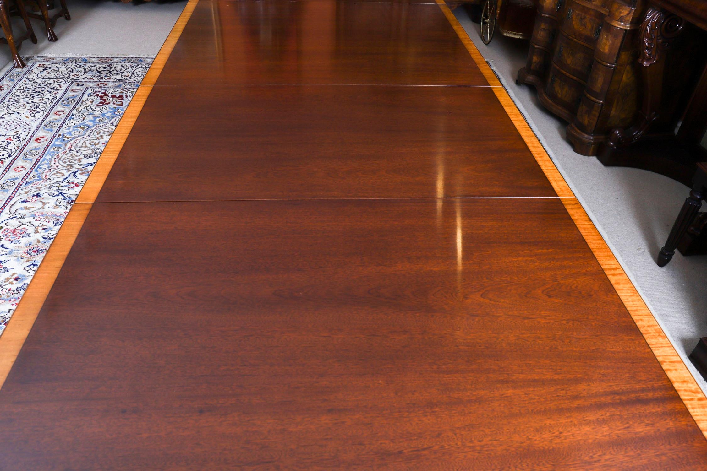 Vintage 12ft Regency Revival TriplePillar Crossbanded Dining Table 20th Century en vente 8