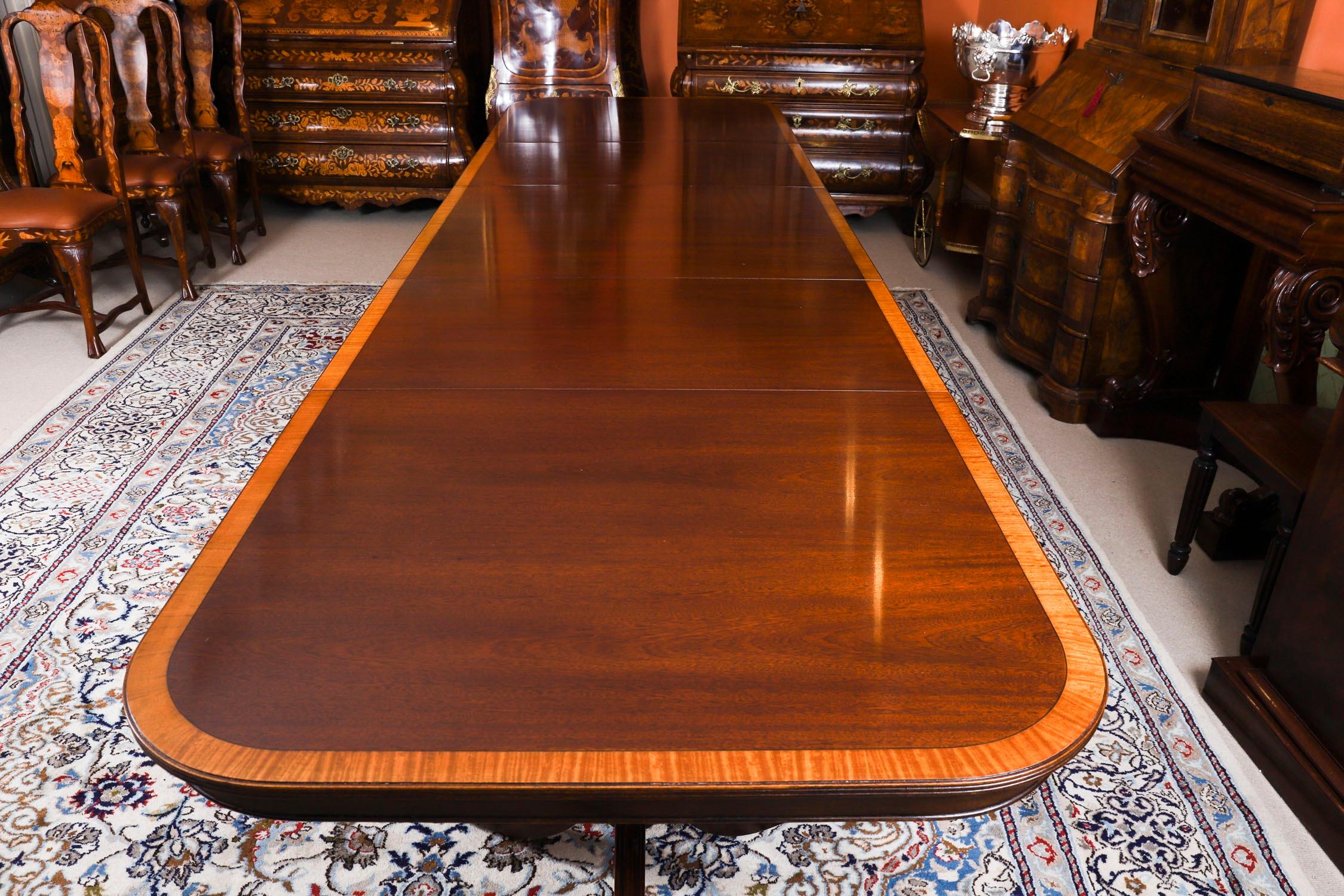 Vintage 12ft Regency Revival TriplePillar Crossbanded Dining Table 20th Century en vente 9