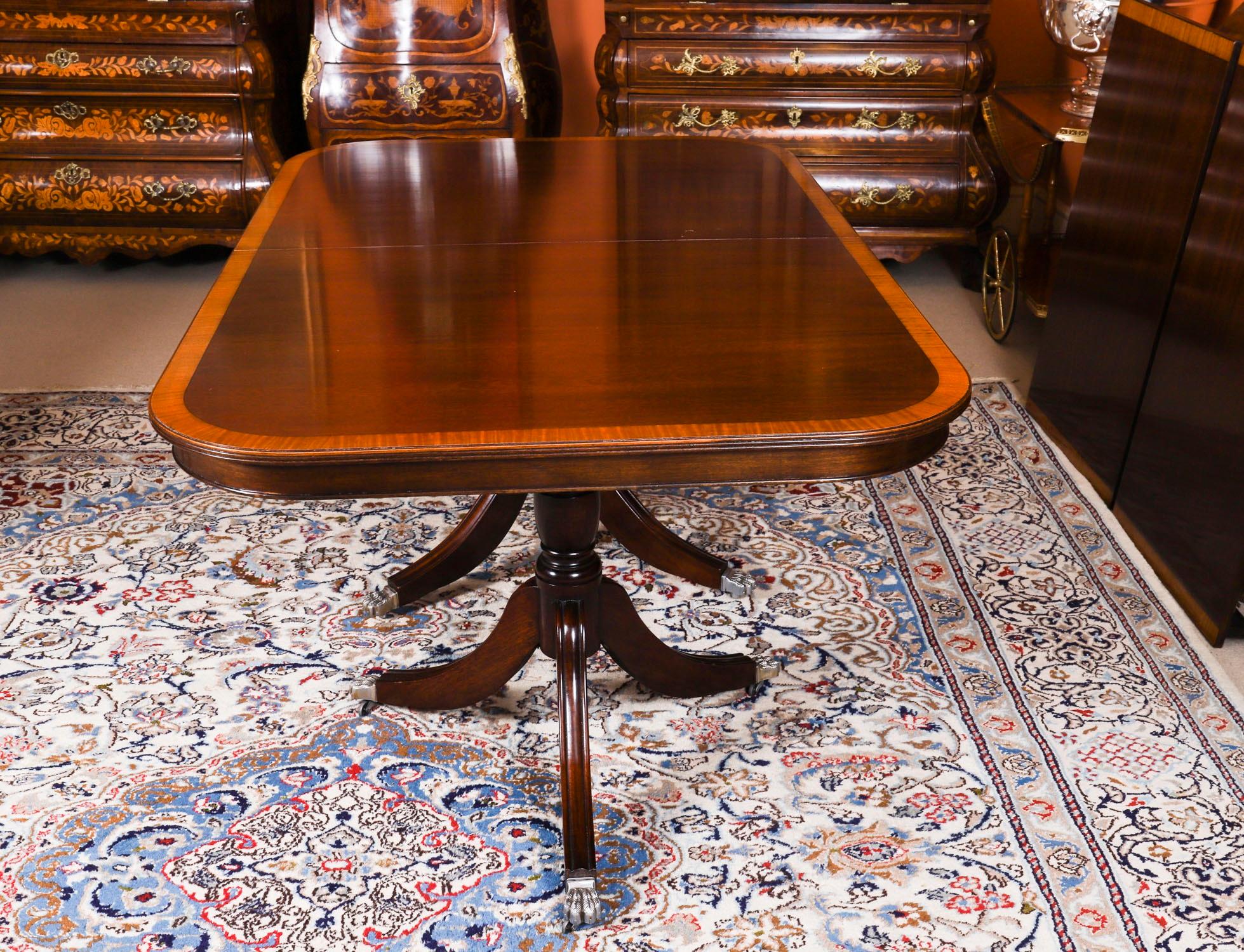 Acajou Vintage 12ft Regency Revival TriplePillar Crossbanded Dining Table 20th Century en vente