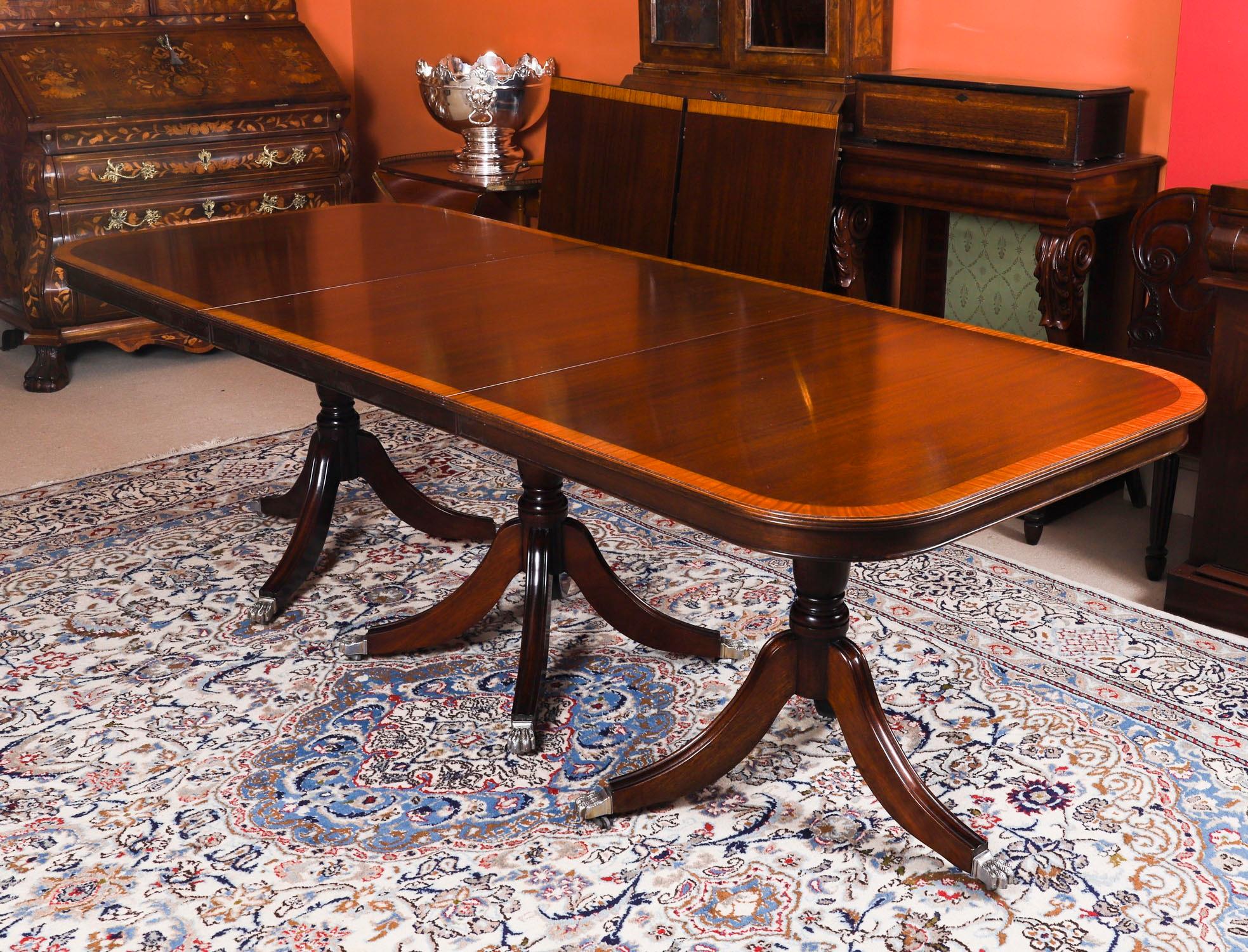 Vintage 12ft Regency Revival TriplePillar Crossbanded Dining Table 20th Century en vente 2
