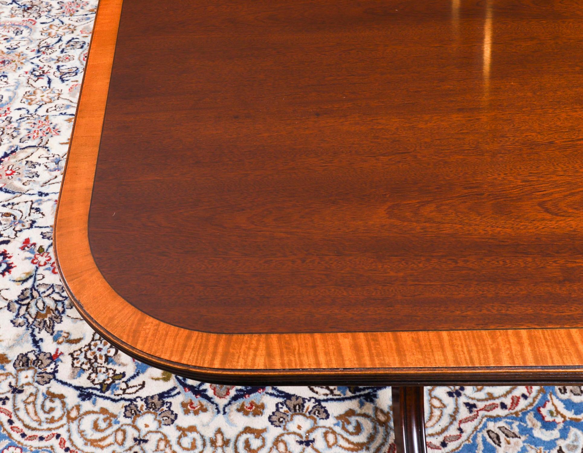 Vintage 12ft Three Pillar Mahogany Dining Table and 14 Chairs 20th Century en vente 4