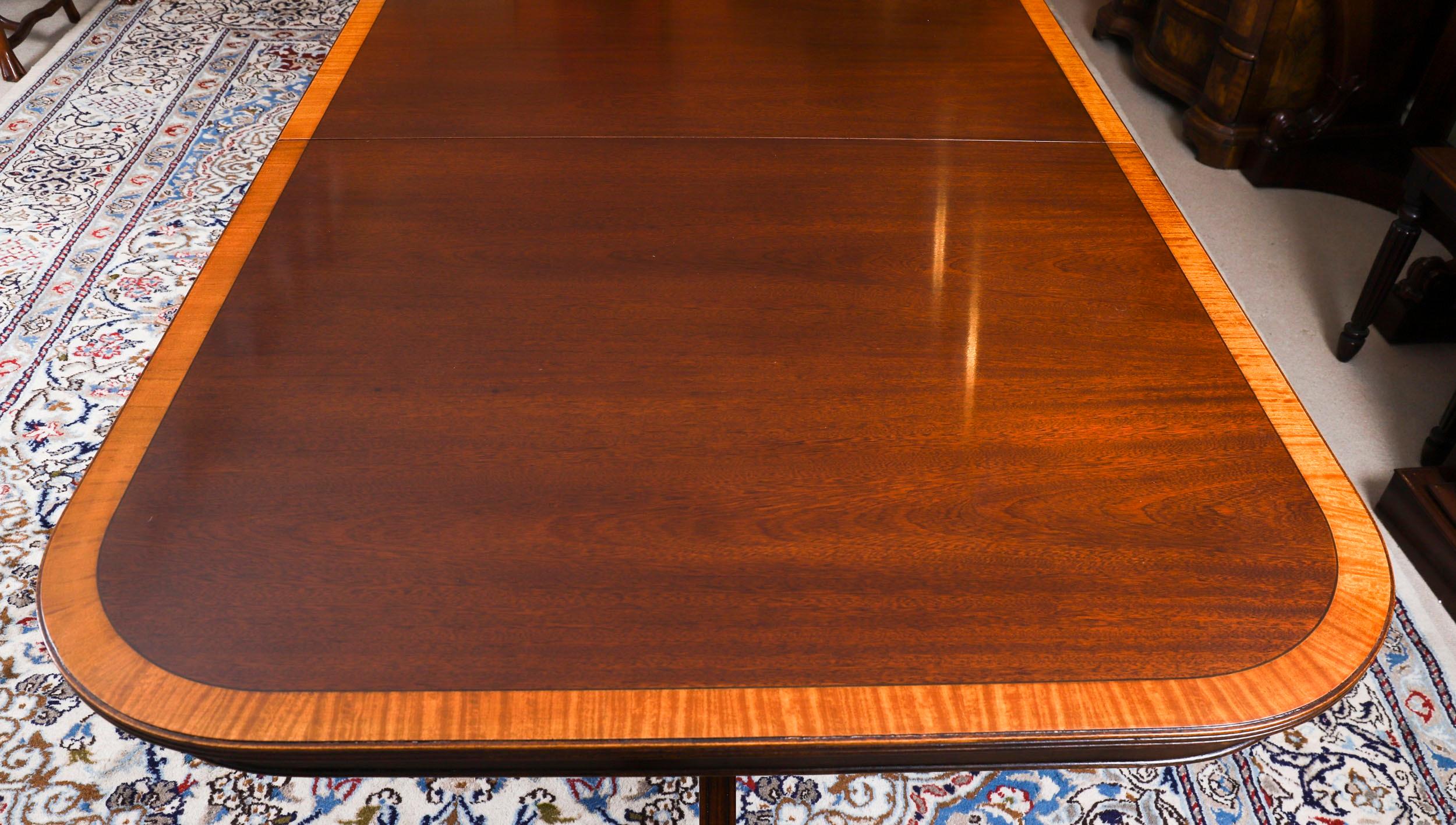 Vintage 12ft Three Pillar Mahogany Dining Table and 14 Chairs 20th Century en vente 5