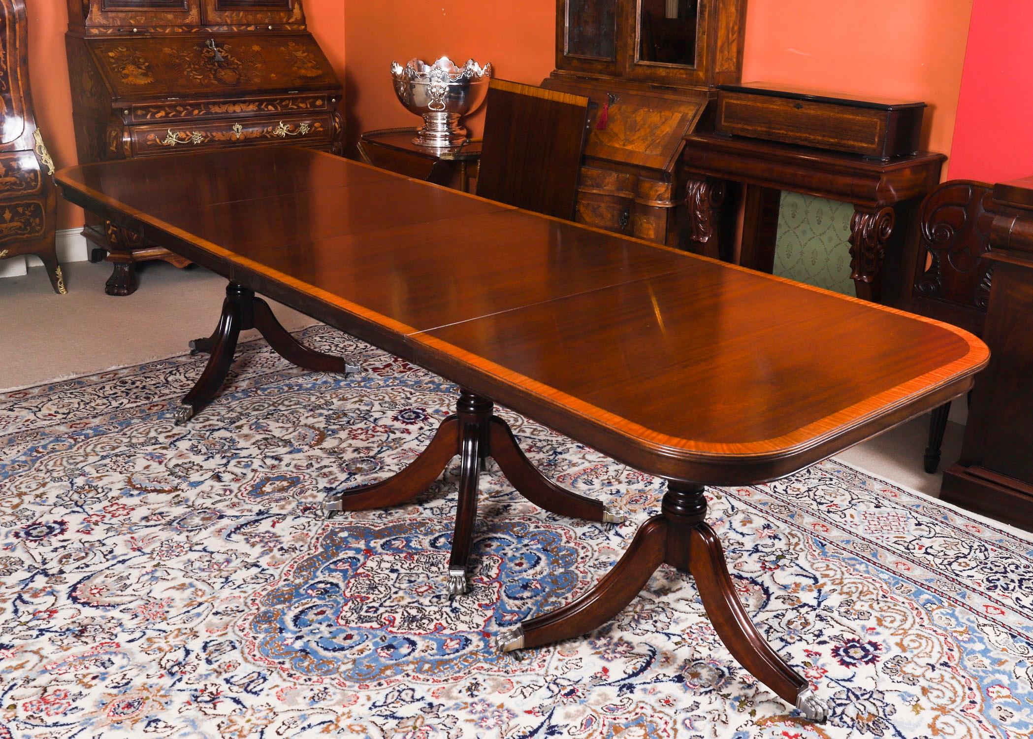 Néo-Régence Vintage 12ft Three Pillar Mahogany Dining Table and 14 Chairs 20th Century en vente