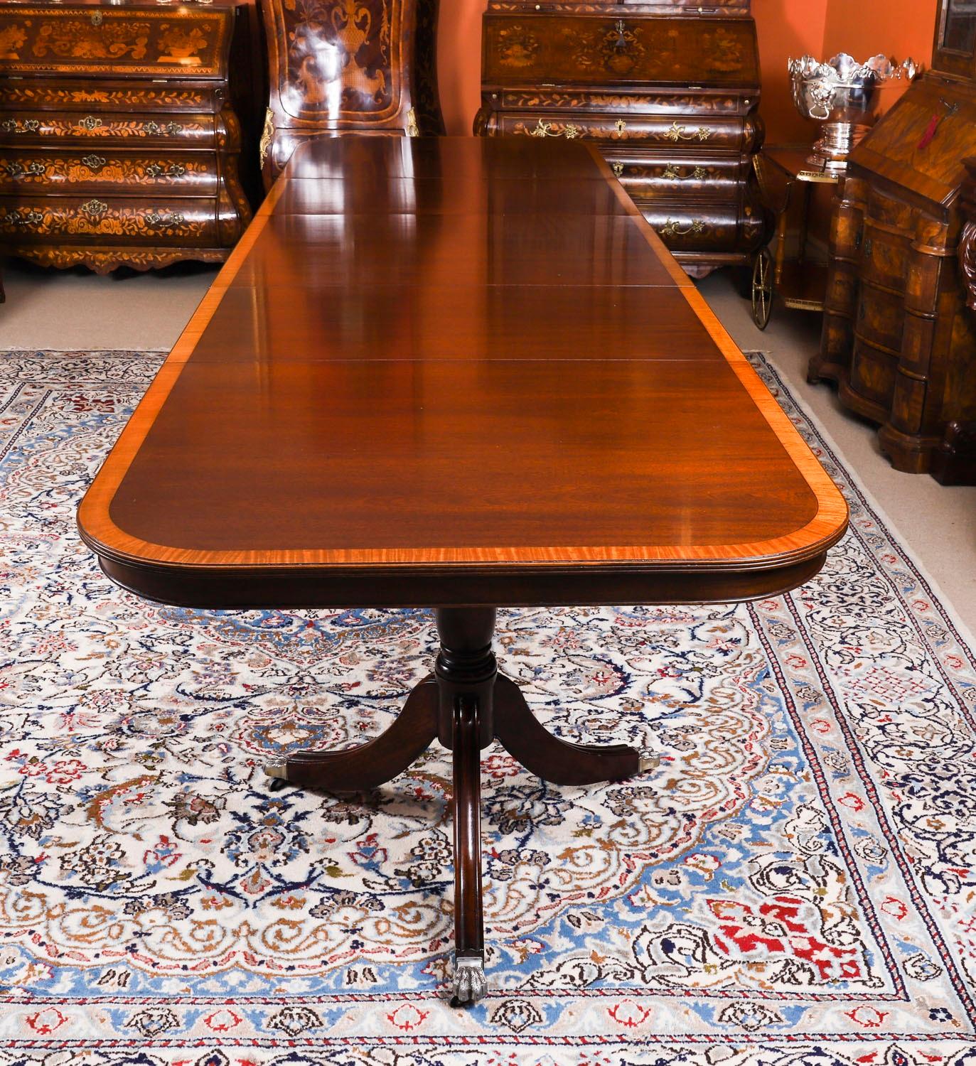 Vintage 12ft Three Pillar Mahogany Dining Table and 14 Chairs 20th Century Bon état - En vente à London, GB