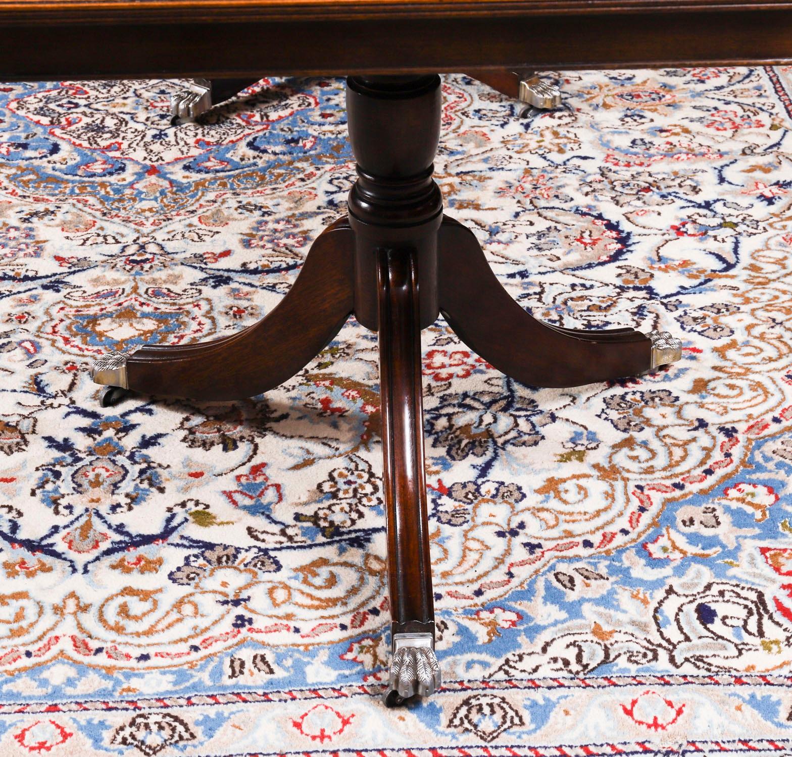 Vintage 12ft Three Pillar Mahogany Dining Table with 12 Chairs 20th Century en vente 5