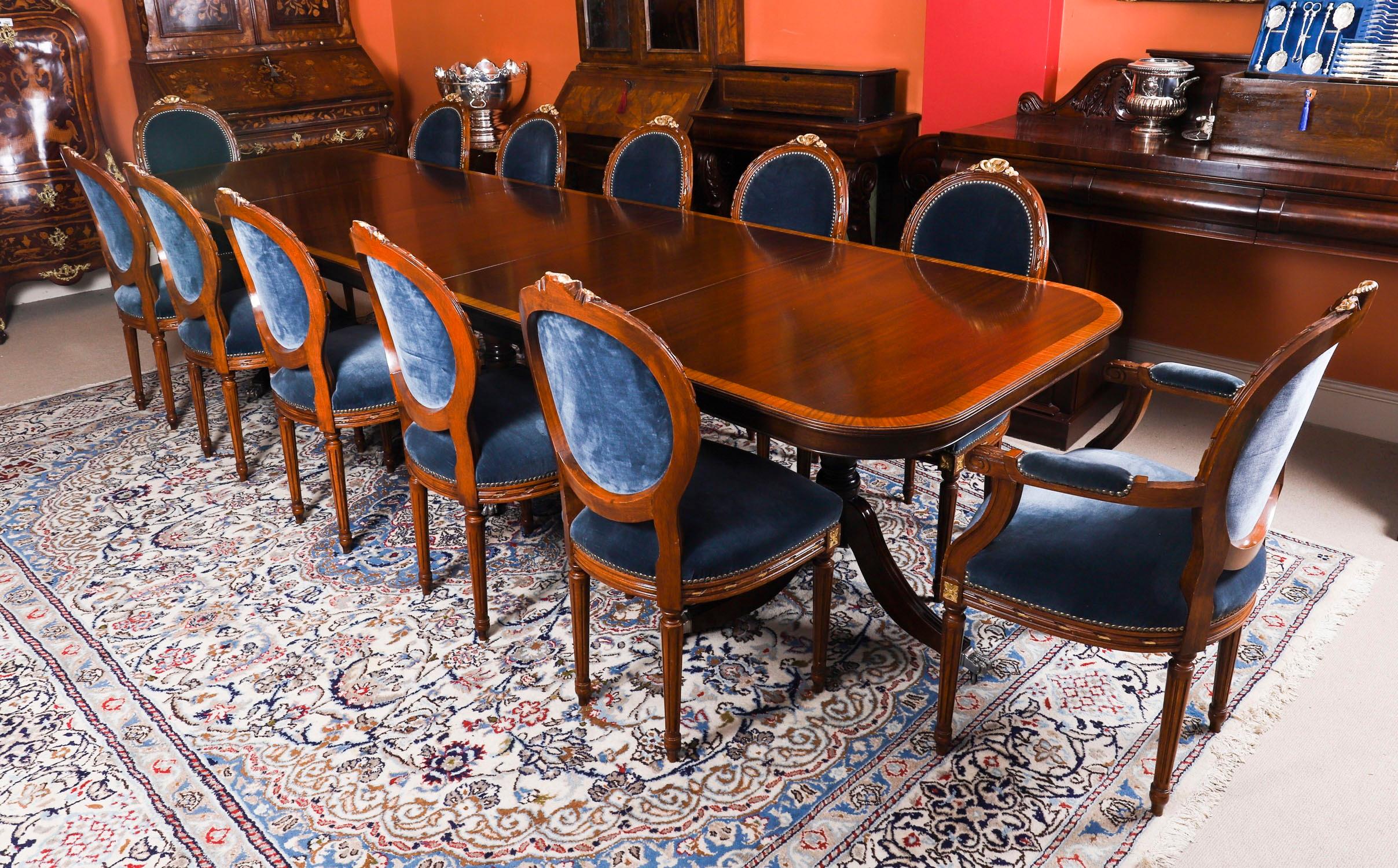 Vintage 12ft Three Pillar Mahogany Dining Table with 12 Chairs 20th Century en vente 6
