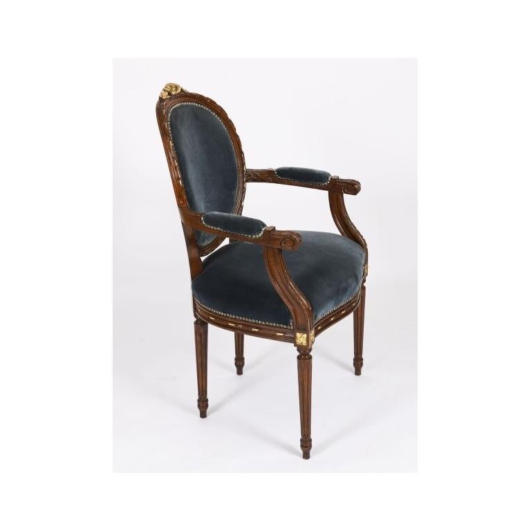 Vintage 12ft Three Pillar Mahogany Dining Table with 12 Chairs 20th Century en vente 9