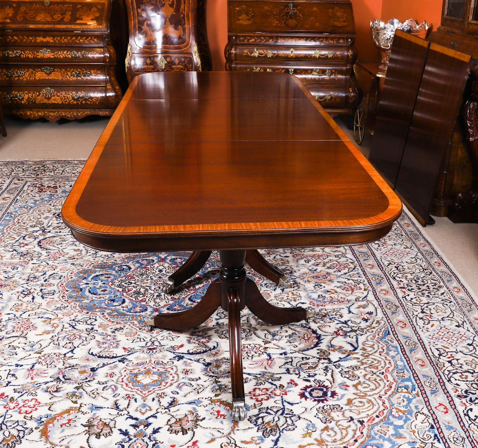 Vintage 12ft Three Pillar Mahogany Dining Table with 12 Chairs 20th Century Bon état - En vente à London, GB