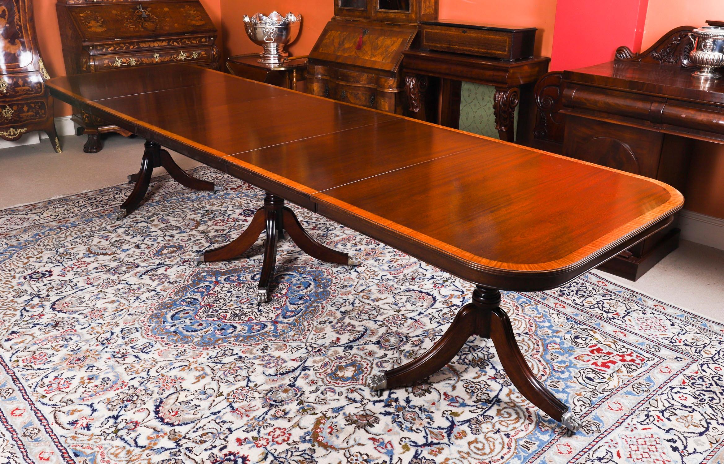 Vintage 12ft Three Pillar Mahogany Dining Table with 12 Chairs 20th Century en vente 1
