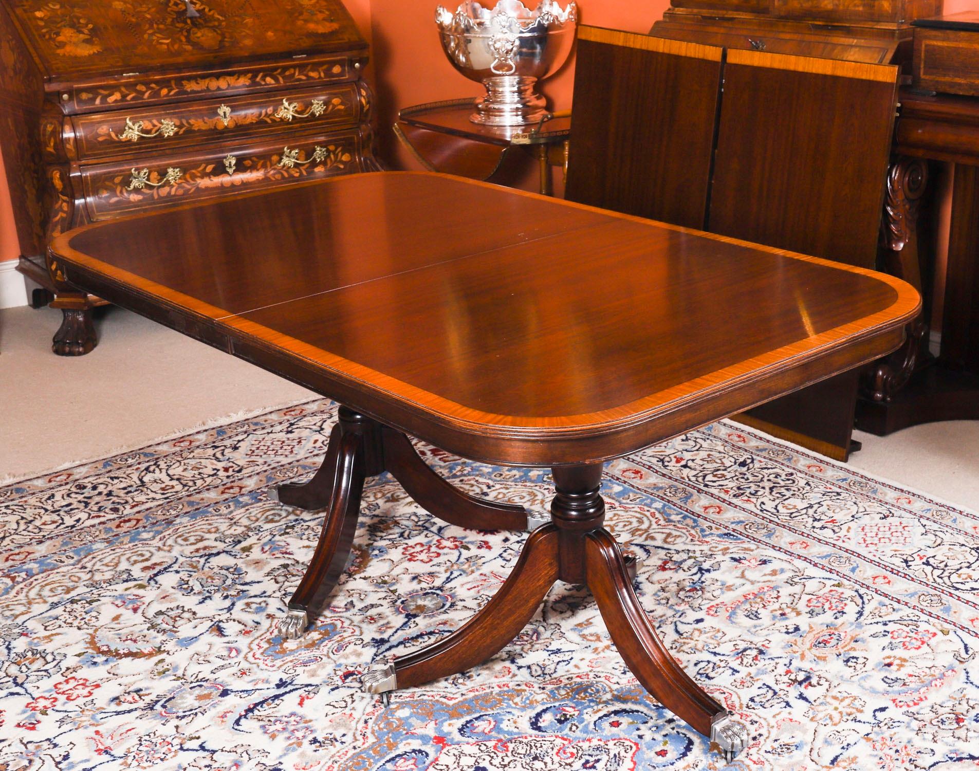 Vintage 12ft Three Pillar Mahogany Dining Table with 12 Chairs 20th Century en vente 2