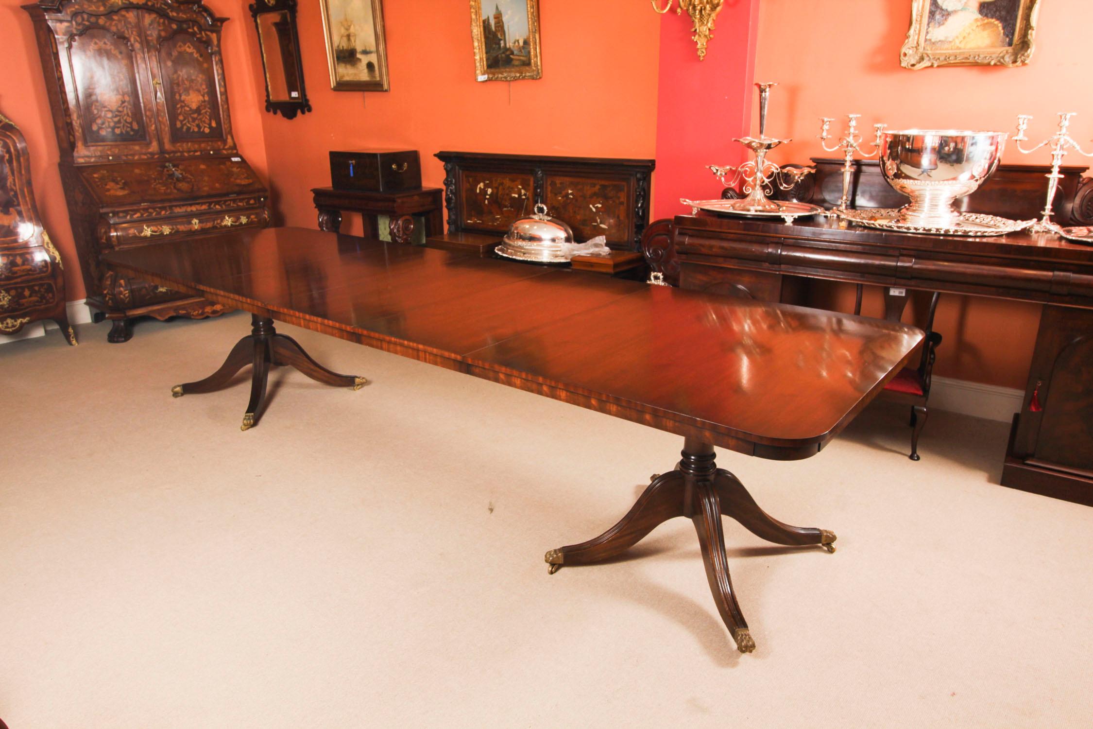 Vintage 12ft Twin Pillar Esstisch & 12 Federal Esszimmerstühle, 20. Jahrhundert (George III.) im Angebot