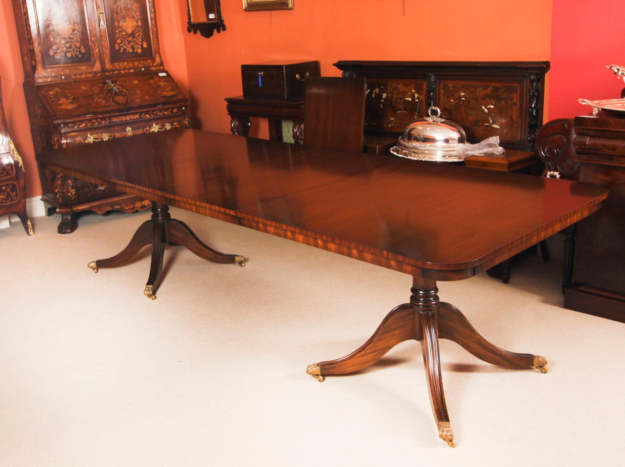 Vintage 12ft Twin Pillar Esstisch & 12 Federal Esszimmerstühle, 20. Jahrhundert (Mahagoni) im Angebot