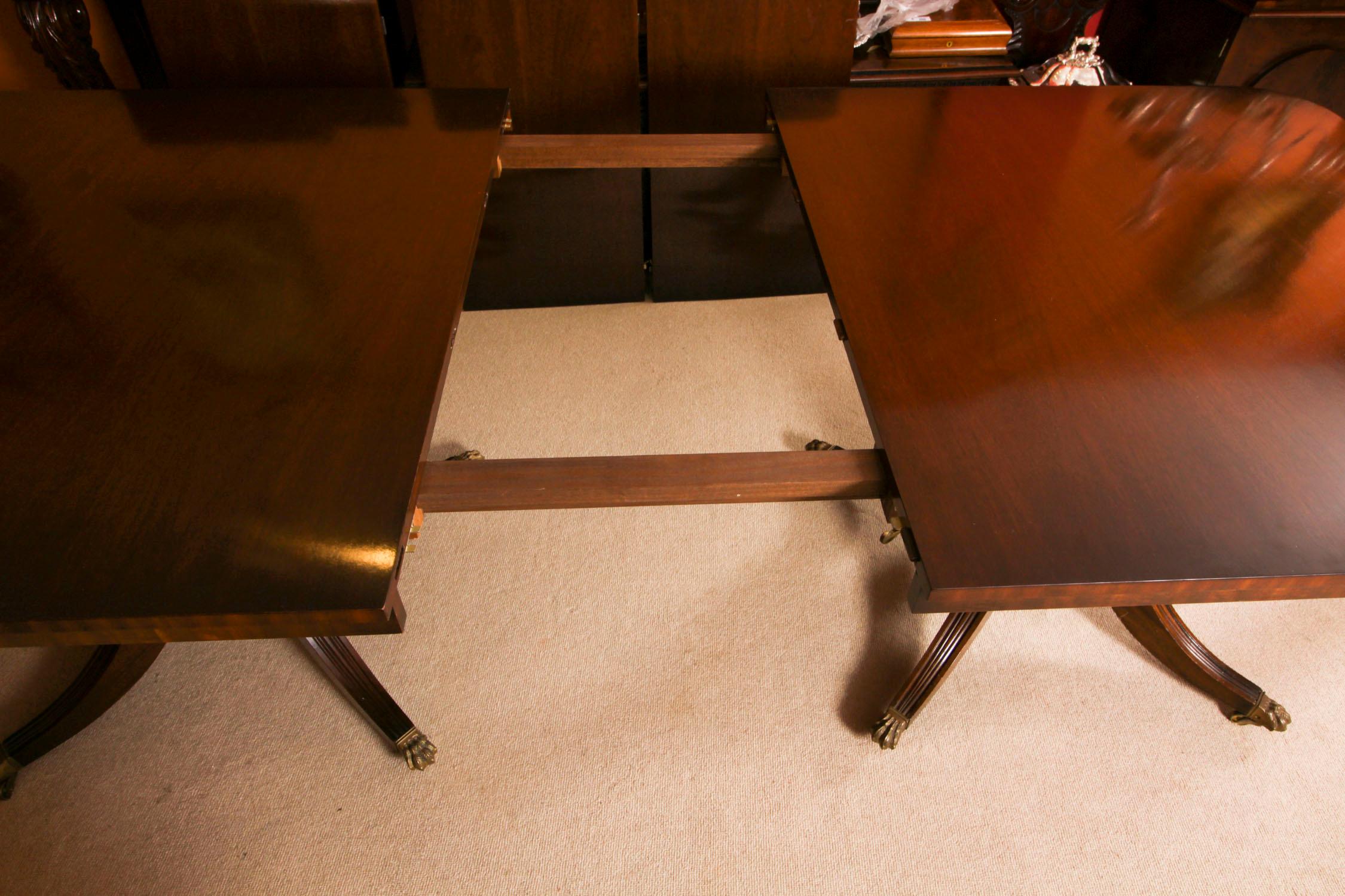 Vintage 12ft Twin Pillar Esstisch & 12 Federal Esszimmerstühle, 20. Jahrhundert im Angebot 2