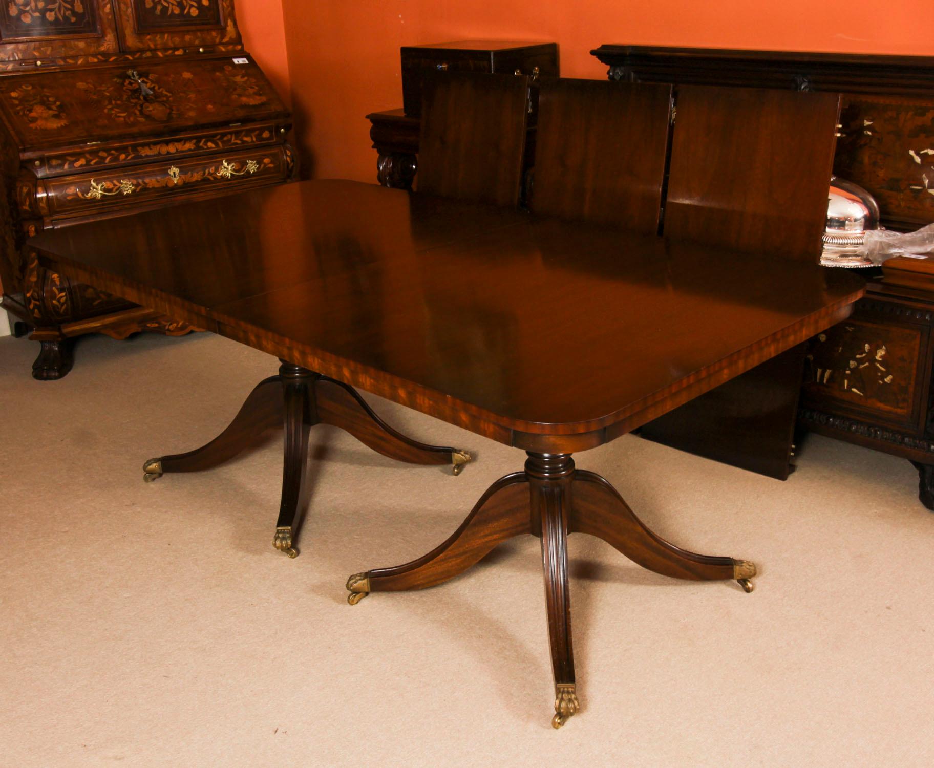 Table de salle à manger vintage de 12 pieds en acajou et 12 chaises Chippendale du 20ème siècle en vente 3