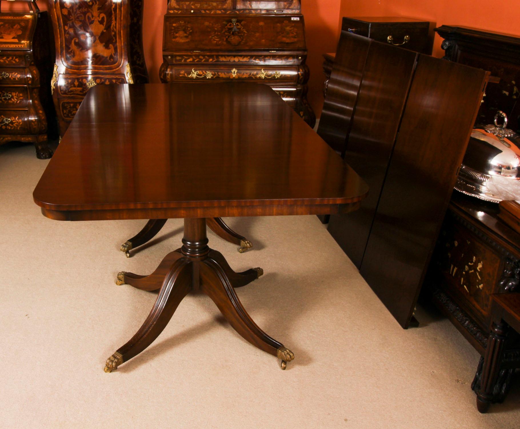 Table de salle à manger vintage de 12 pieds en acajou et 12 chaises Chippendale du 20ème siècle en vente 4
