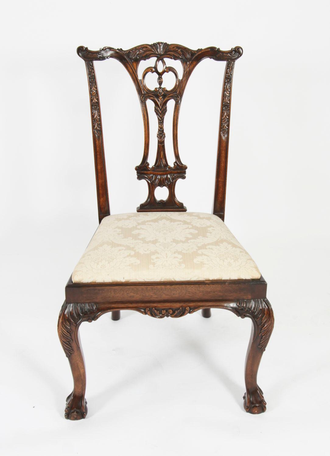 Table de salle à manger vintage de 12 pieds en acajou et 12 chaises Chippendale du 20ème siècle en vente 9