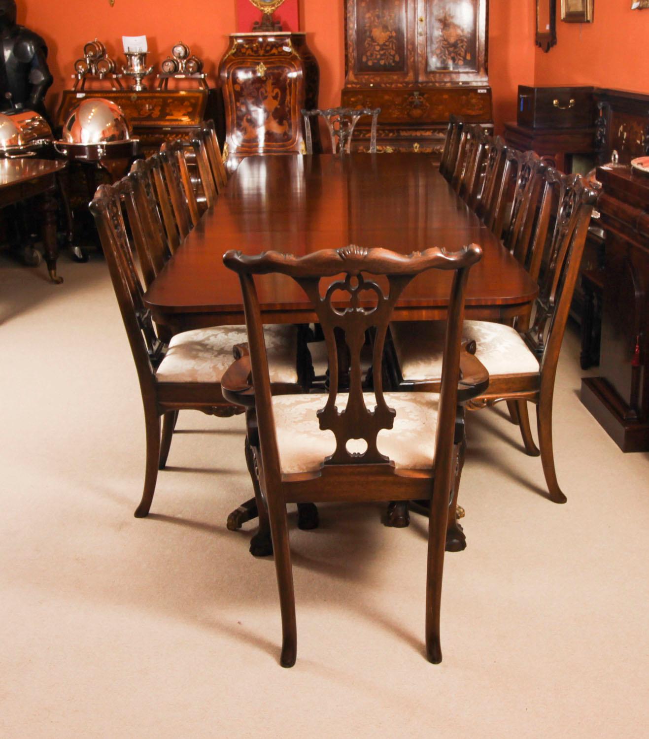Il s'agit d'une superbe table de salle à manger Vintage à deux pieds, de style George III, fabriquée en acajou avec douze chaises Chippendale et datant de la fin du 20ème siècle.

Capable d'accueillir douze personnes dans un confort royal, il s'agit