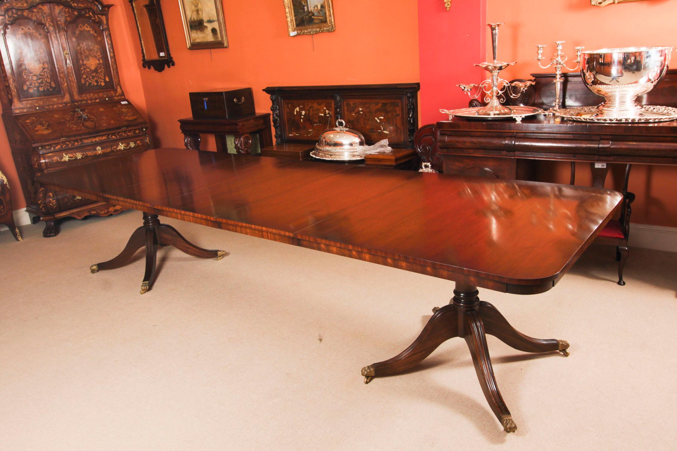 Anglais Table de salle à manger vintage de 12 pieds en acajou et 12 chaises Chippendale du 20ème siècle en vente