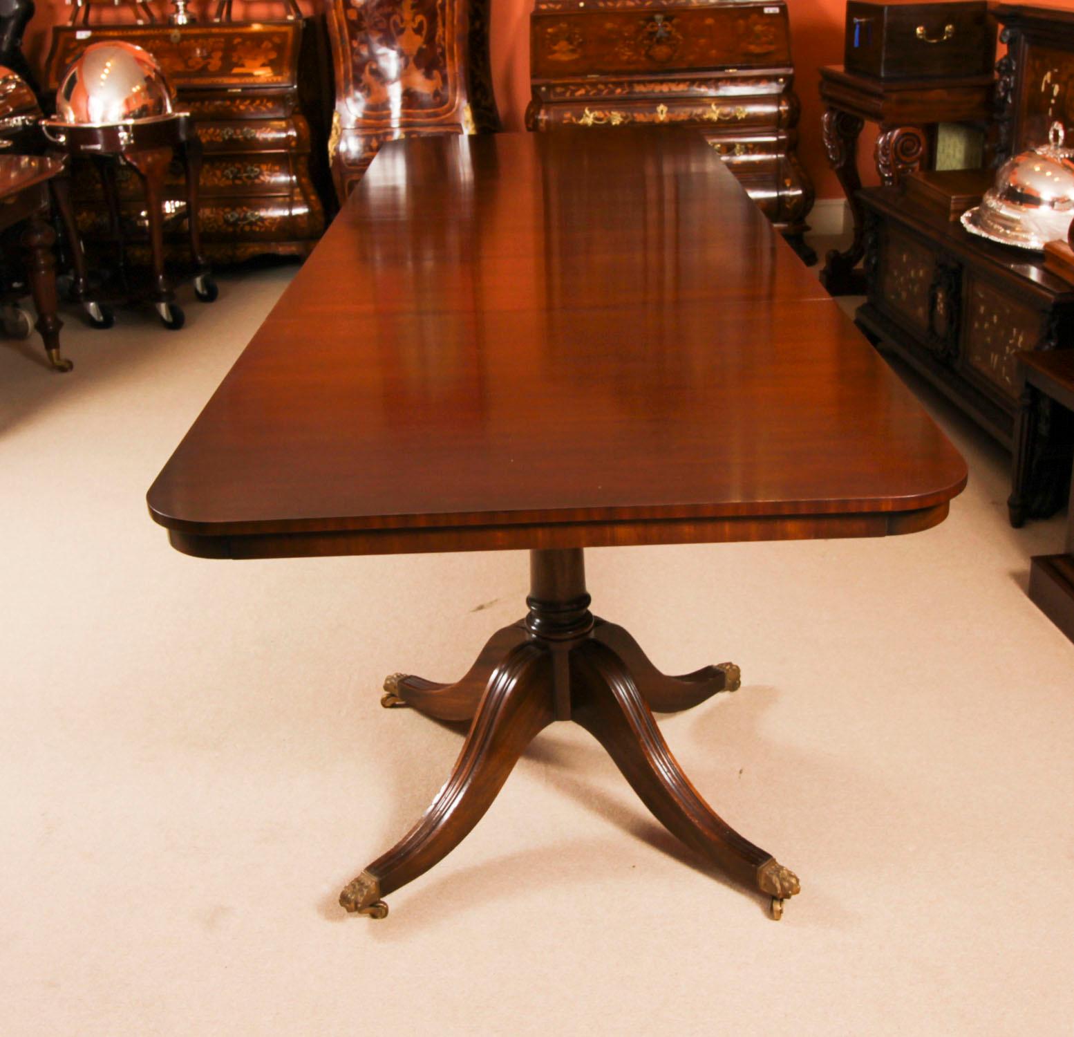 Table de salle à manger vintage de 12 pieds en acajou et 12 chaises Chippendale du 20ème siècle Bon état - En vente à London, GB