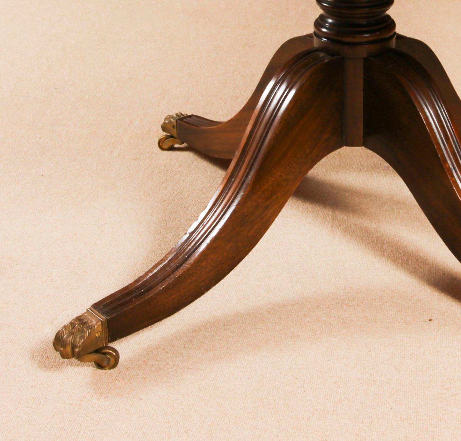 20ième siècle Table de salle à manger vintage de 12 pieds en acajou et 12 chaises Chippendale du 20ème siècle en vente