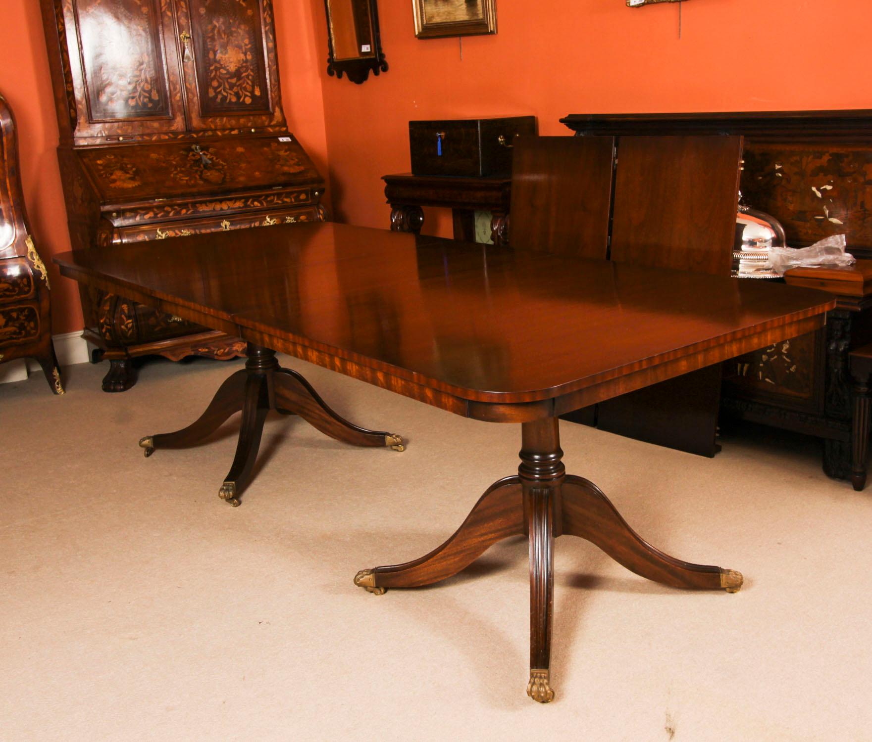 Table de salle à manger vintage de 12 pieds en acajou et 12 chaises Chippendale du 20ème siècle en vente 1