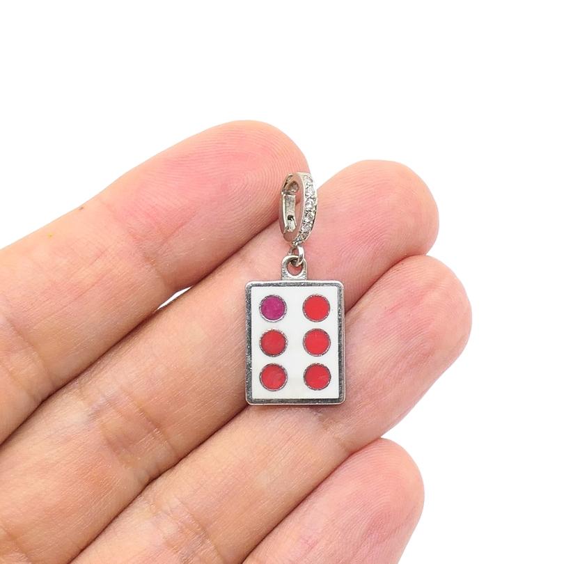 Dieser Vintage-Charme ist aus 12-karätigem Gold gefertigt und weist ein verspieltes Domino-Design auf, das speziell die Sechs-Punkte-Konfiguration in roten Emaille-Punkten zeigt. Der rechteckige Anhänger misst ca. 7/16