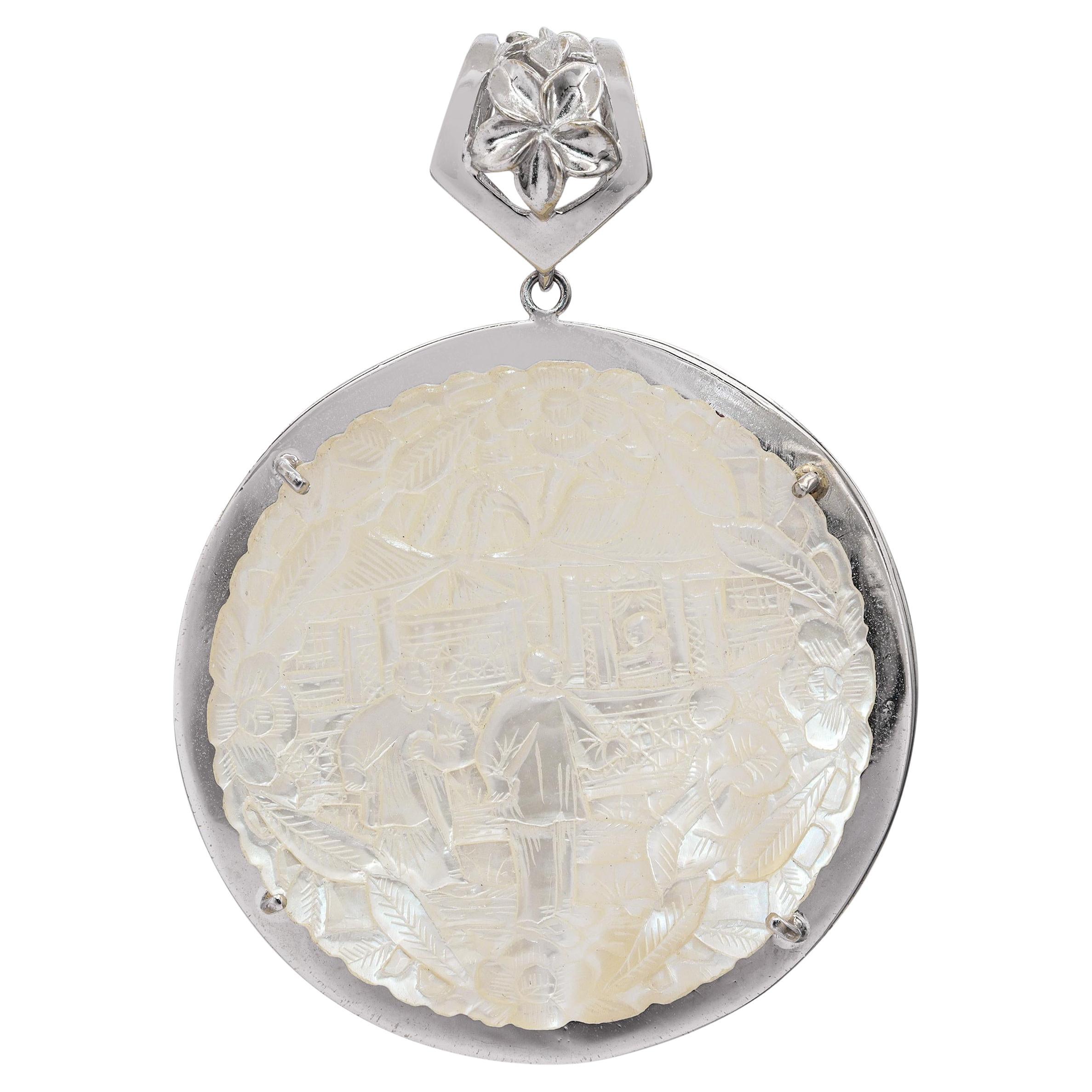 Vintage 12K White Gold Carved Mother of Pearl Chinese Figural Pendant en venta