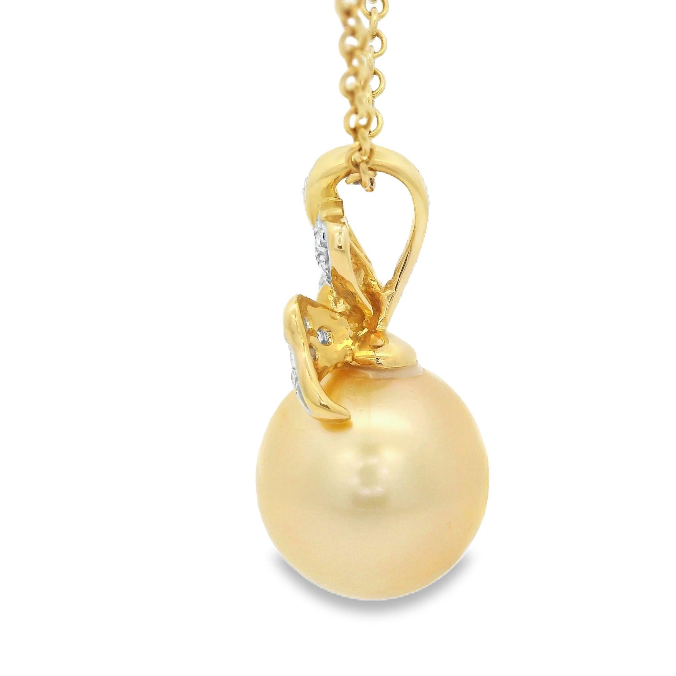 Découvrez l'attrait de l'océan avec ce collier exquis, orné d'une perle des mers du Sud de 12 mm sertie dans de l'or jaune 18 carats. La teinte dorée naturelle de la perle et son lustre captivant apportent une touche d'élégance et de sophistication