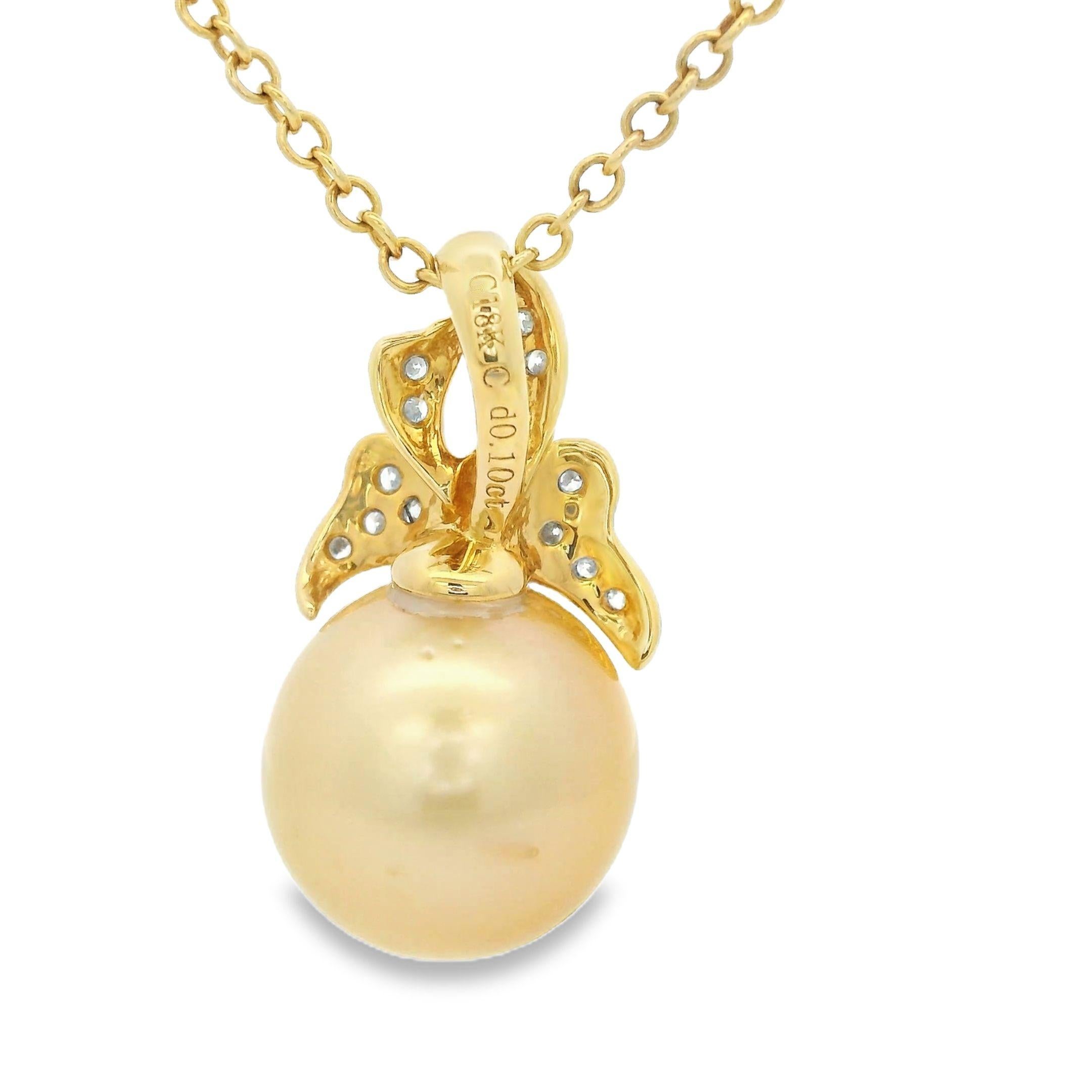 Taille ronde Pendentif vintage en or jaune 18 carats avec perle des mers du Sud de 12 mm et diamants en vente