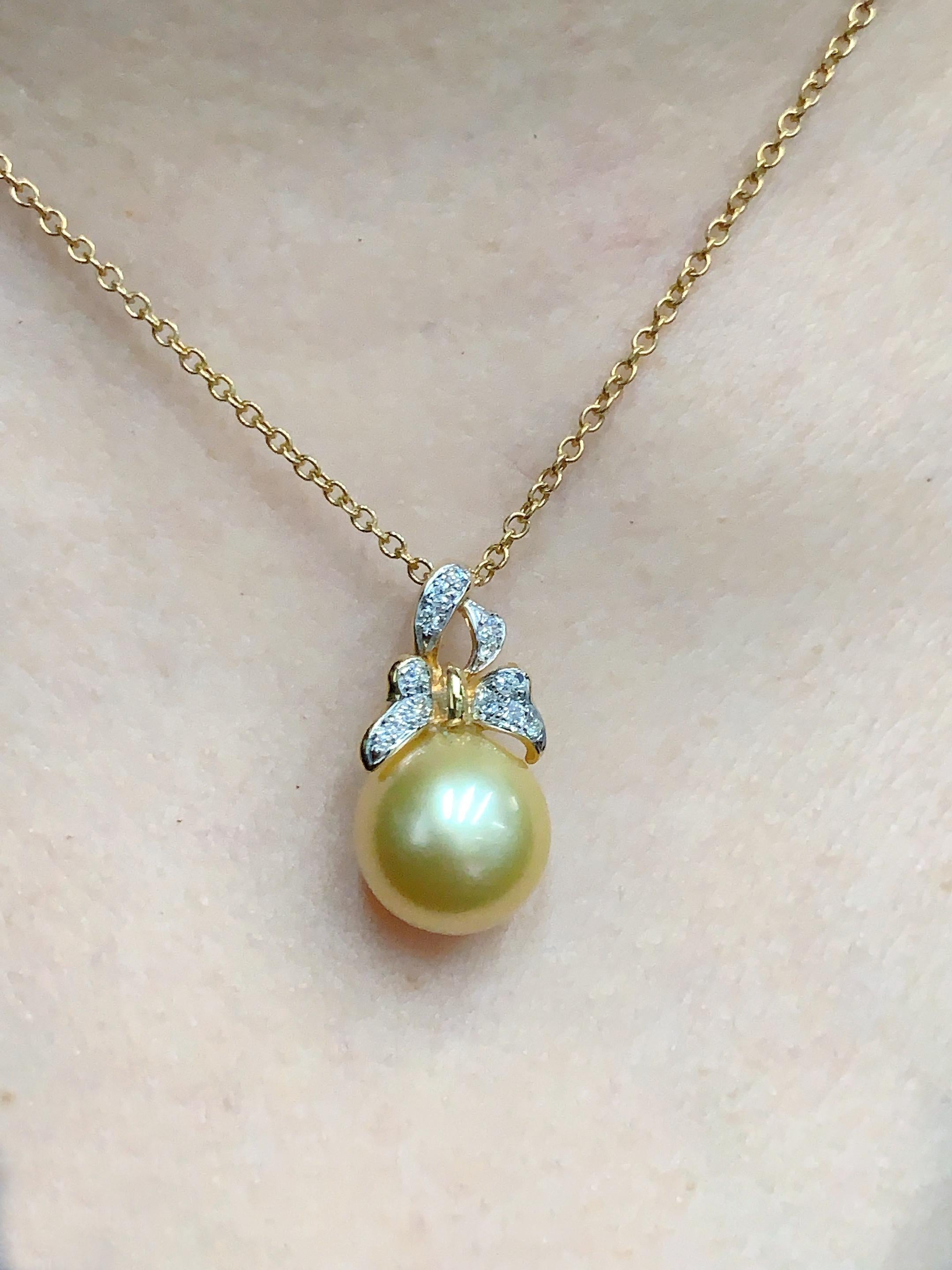 Pendentif vintage en or jaune 18 carats avec perle des mers du Sud de 12 mm et diamants en vente 1