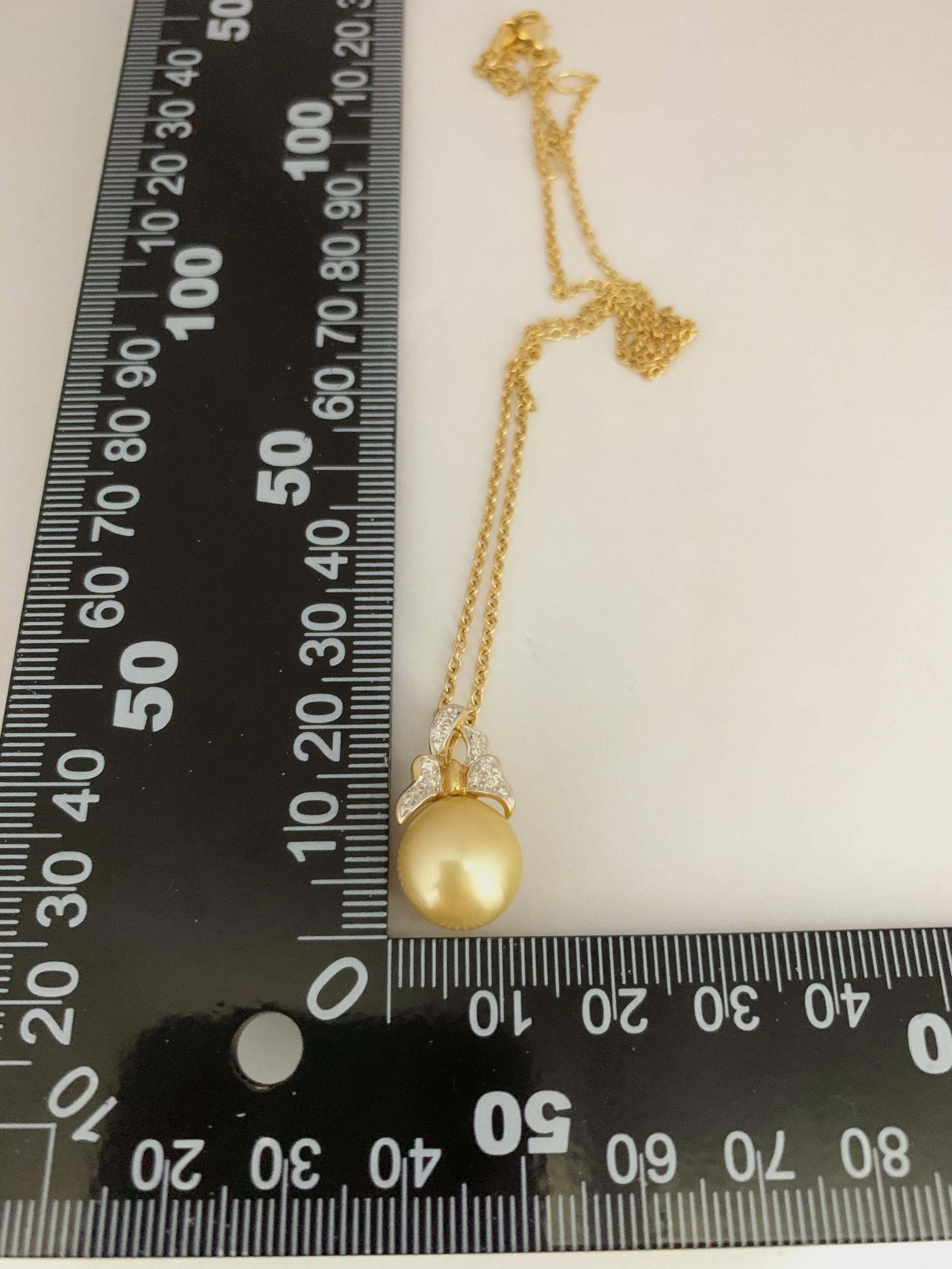 Pendentif vintage en or jaune 18 carats avec perle des mers du Sud de 12 mm et diamants en vente 2