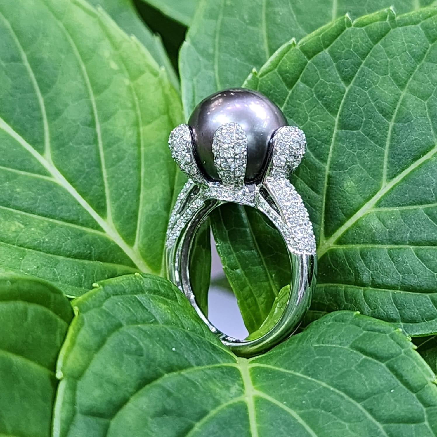 Vintage 12MM Tahitian Black Pearl Diamond Ring in 18 Karat White Gold In New Condition For Sale In Hong Kong, HK