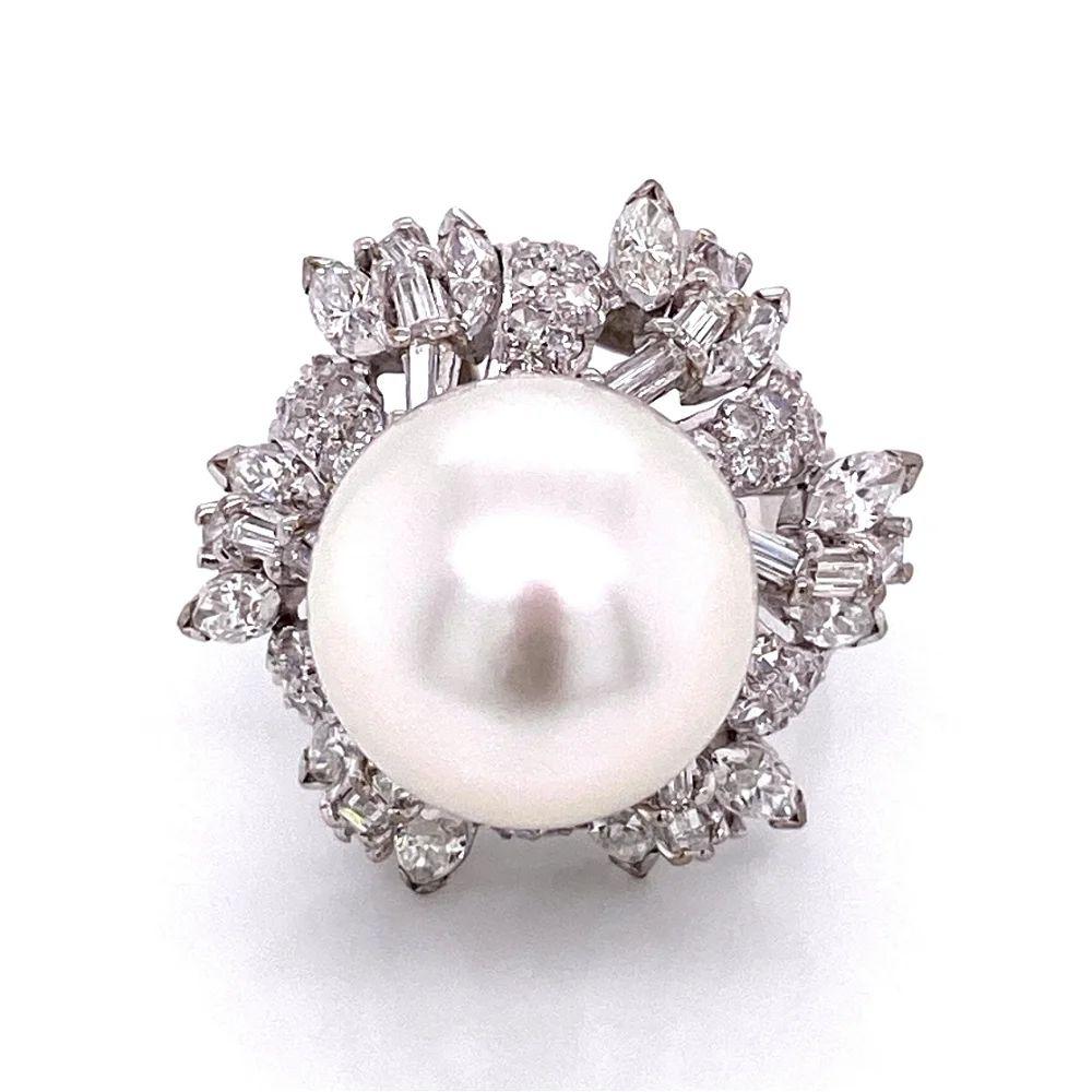 Vintage 12mm White South Sea Pearl and Multi Diamond Gold Cocktail Ring In Excellent Condition For Sale In Montreal, QC