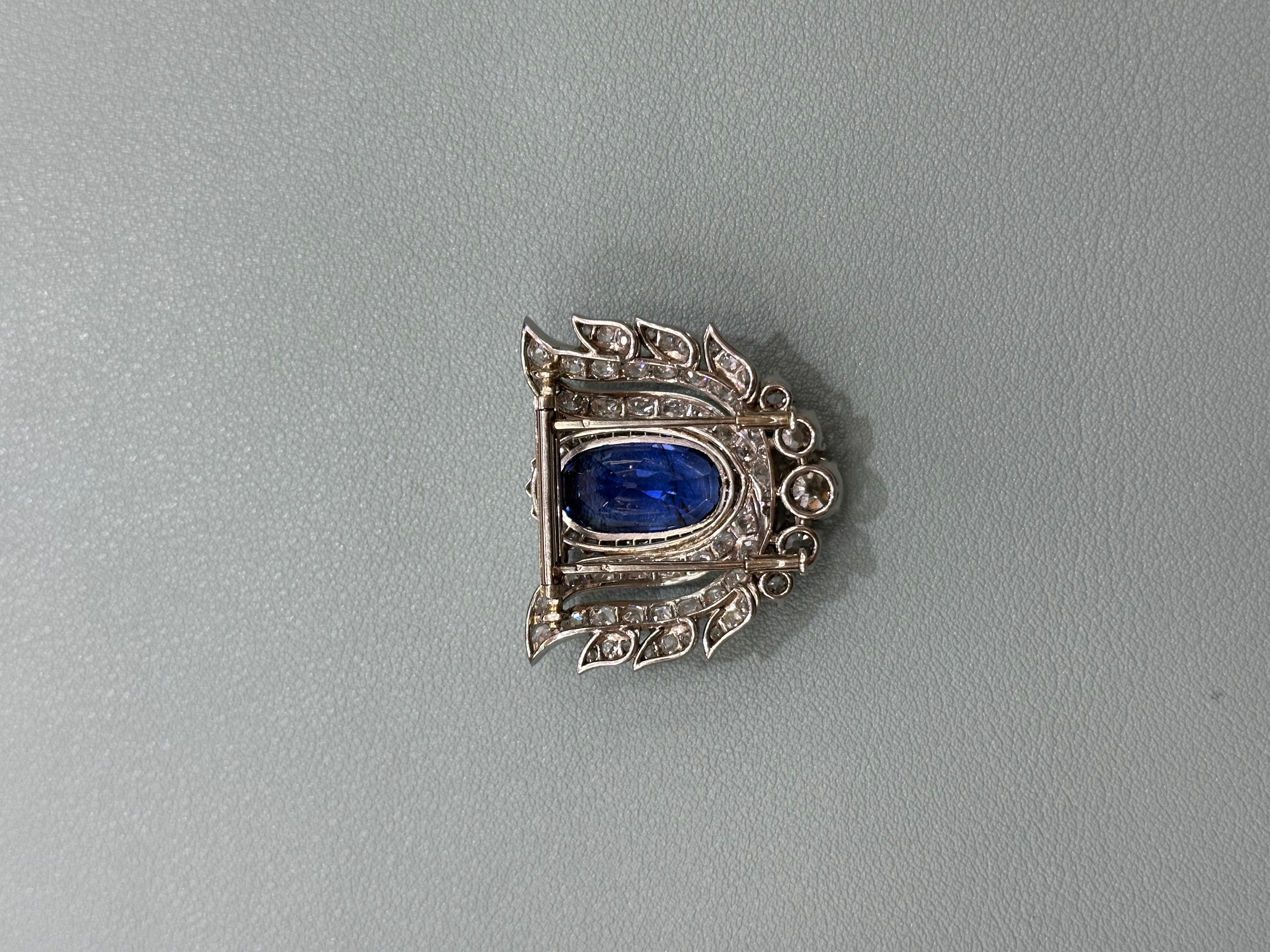 Ovaler Saphir im Stufenschliff, mit Diamanten im Altschliff in 18 Karat Weißgold und Platin gefasst. Begleitet von französischen Markierungen auf der Rückseite, und unterzeichnet Mellerio. 

Die Marke des Herstellers (Melledio dits Meller) ist