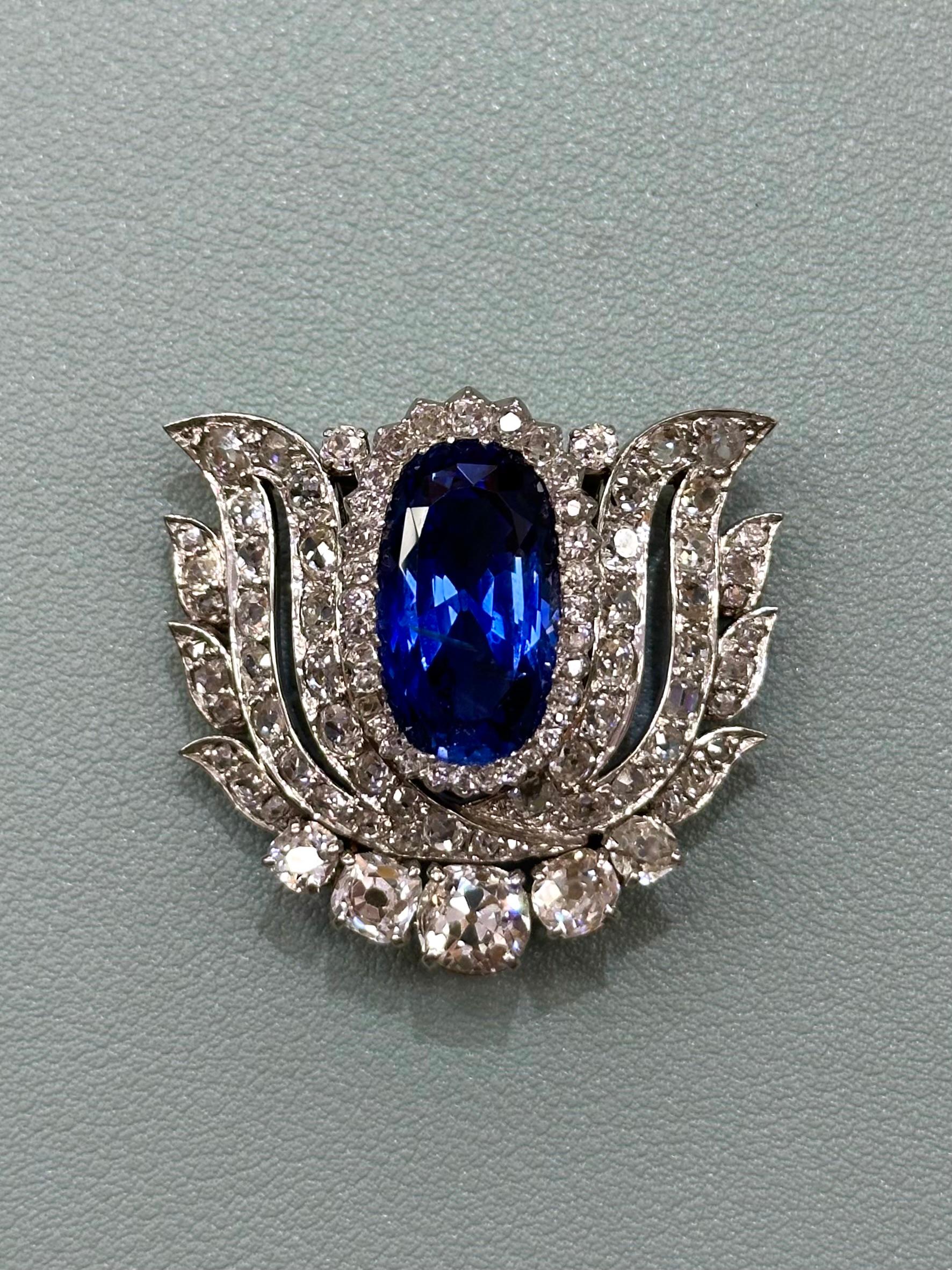 Vintage 13-15cts natürlichen ovalen blauen Saphir und Diamant-Brosche in 18k Weißgold im Zustand „Hervorragend“ im Angebot in New York, NY