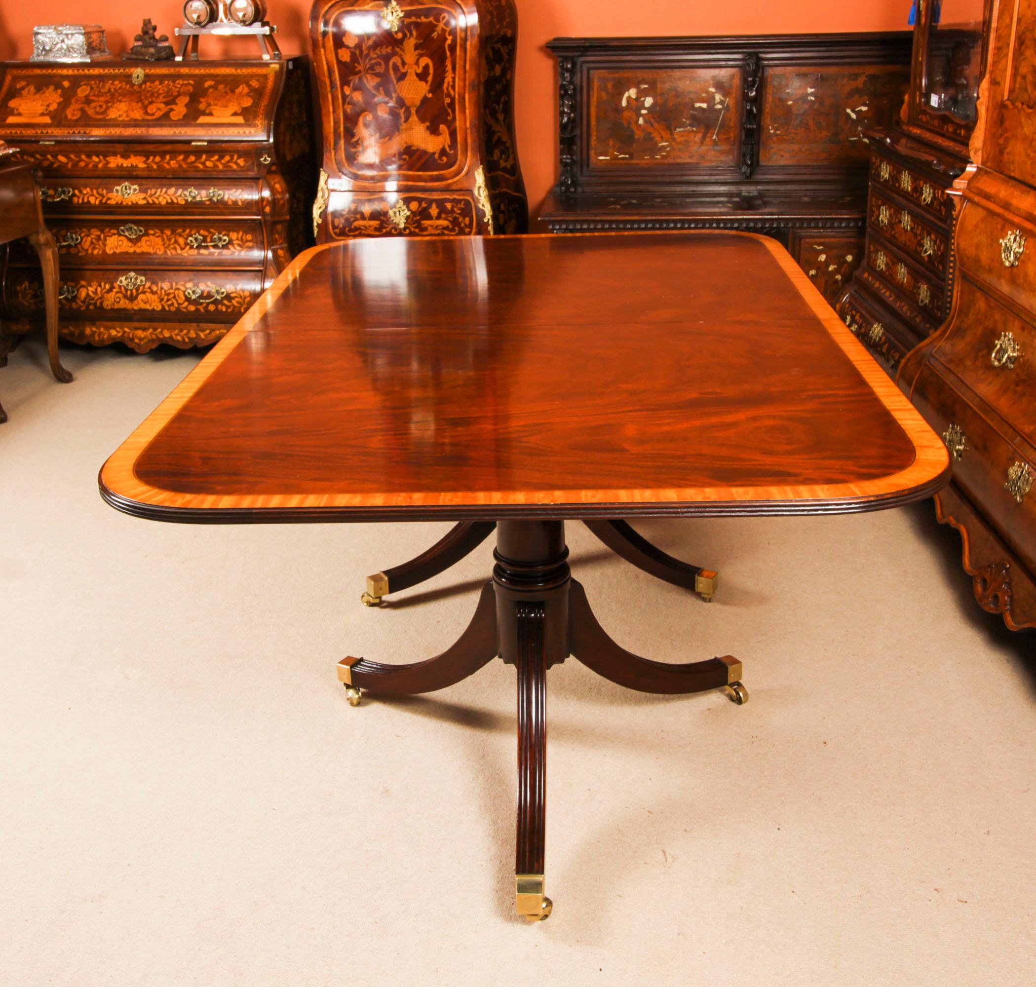 Table de salle à manger vintage de 13 pieds à trois piliers en acajou et 14 chaises 20ème siècle  en vente 5