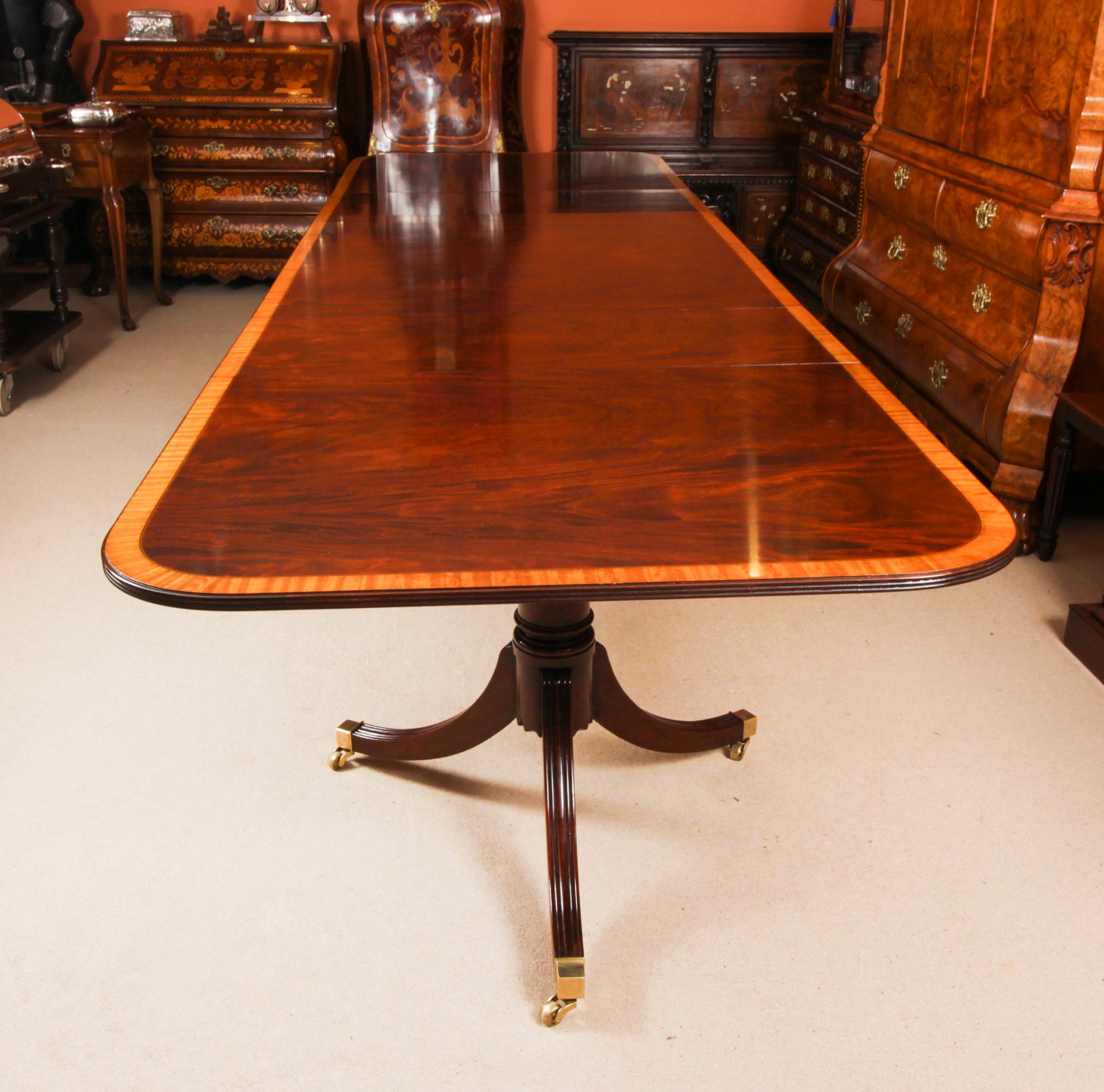Table de salle à manger vintage de 13 pieds à trois piliers en acajou et 14 chaises 20ème siècle  en vente 7