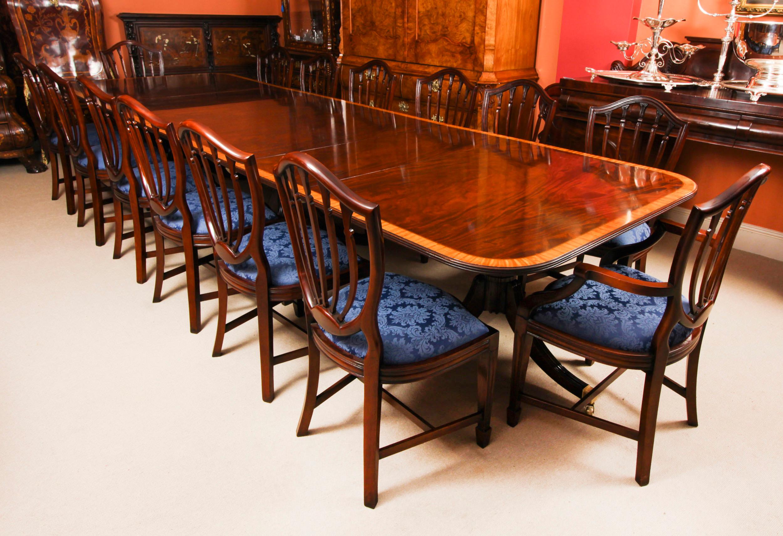 Table de salle à manger vintage de 13 pieds à trois piliers en acajou et 14 chaises 20ème siècle  en vente 15