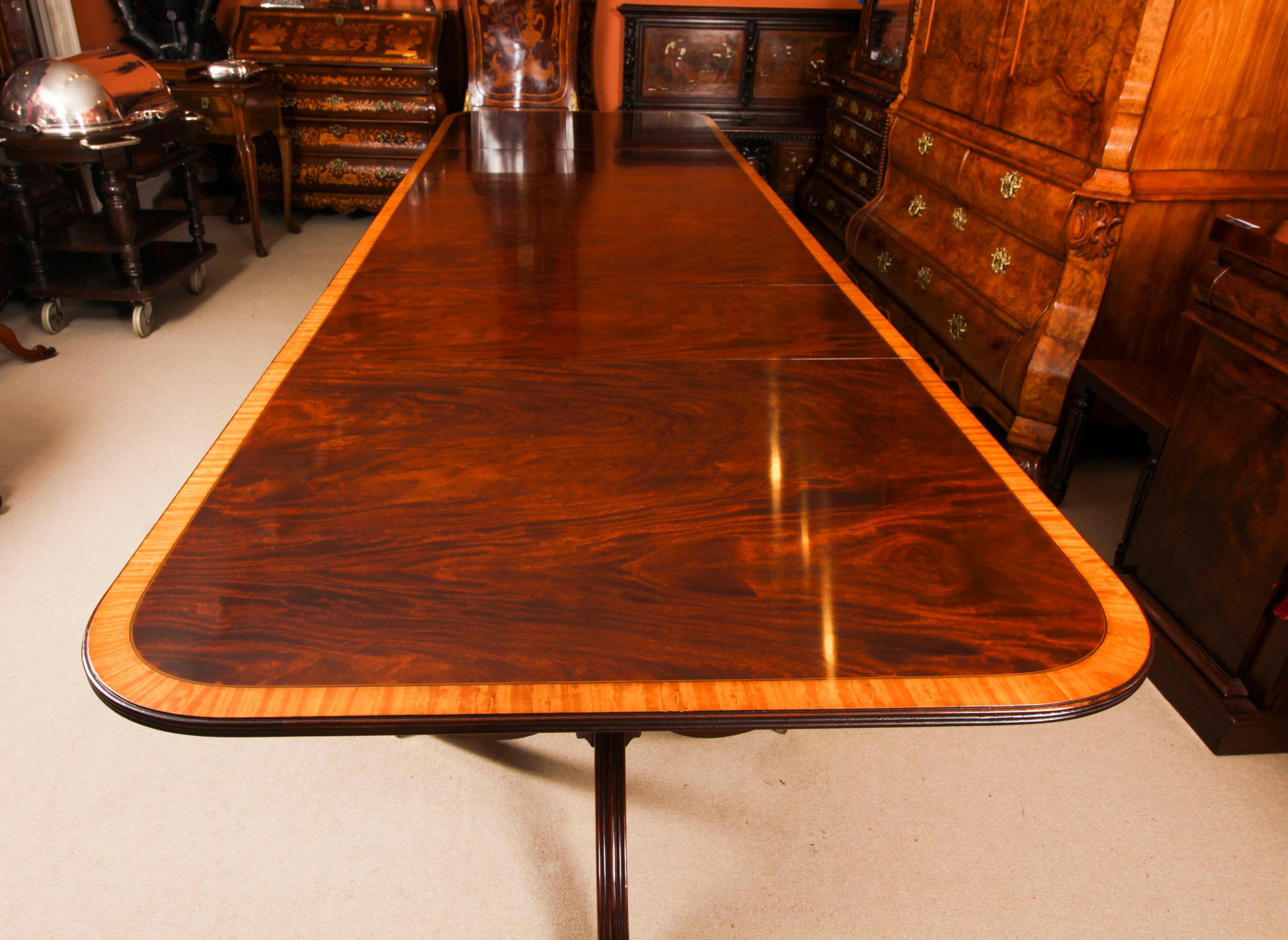 Acajou Table de salle à manger vintage de 13 pieds à trois piliers en acajou et 14 chaises 20ème siècle  en vente