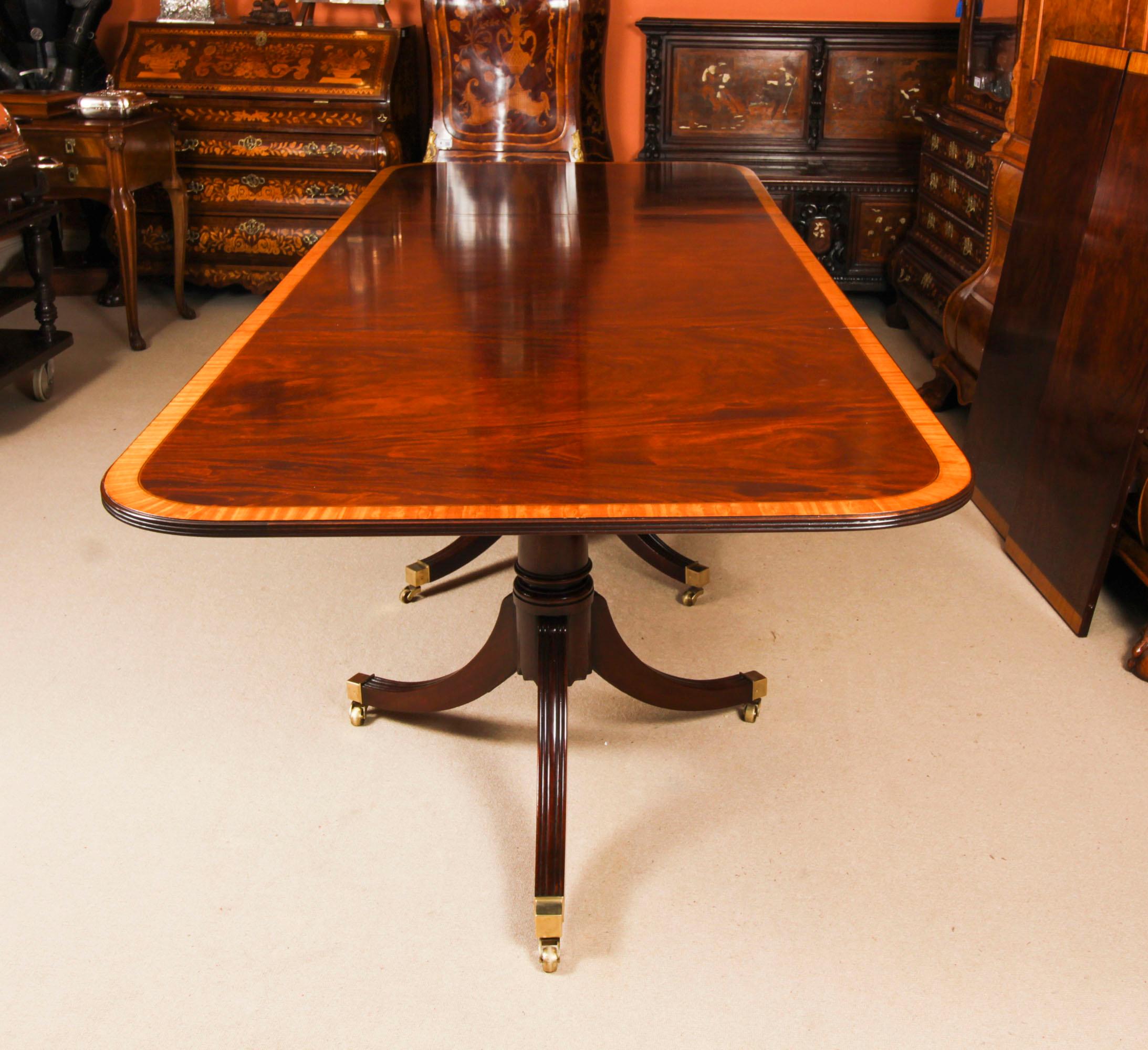 Table de salle à manger vintage de 13 pieds à trois piliers en acajou et 14 chaises 20ème siècle  en vente 1