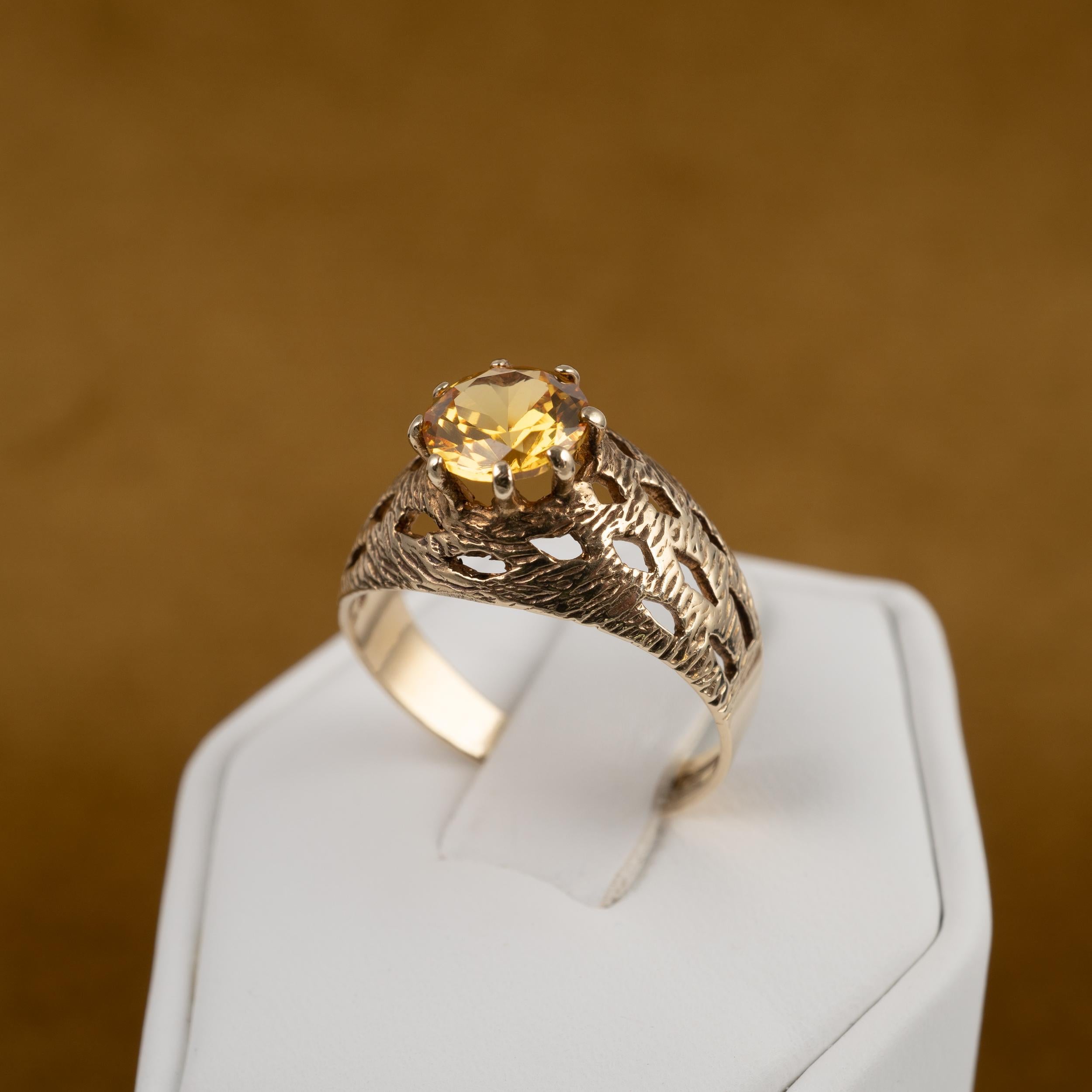 Vintage 19780s Chunky Citrine Solitaire Ring 9 Karat Gold Hallmark Dated 1974 In Good Condition For Sale In Preston, Lancashire