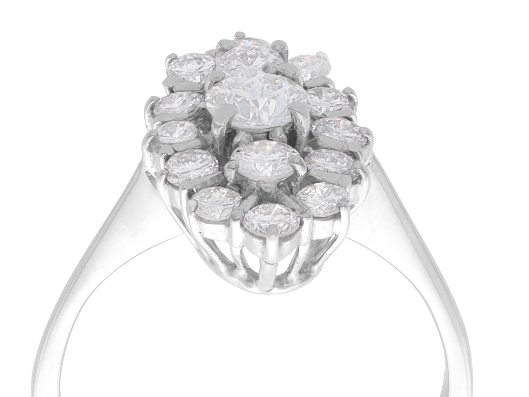 Ein atemberaubend schöner und beeindruckender Cocktailring aus 1,30 Karat Diamanten und 18 Karat Weißgold; Teil unserer vielfältigen Vintage-Schmuck- und Nachlassschmuck-Kollektionen

Dieser atemberaubende, feine und beeindruckende