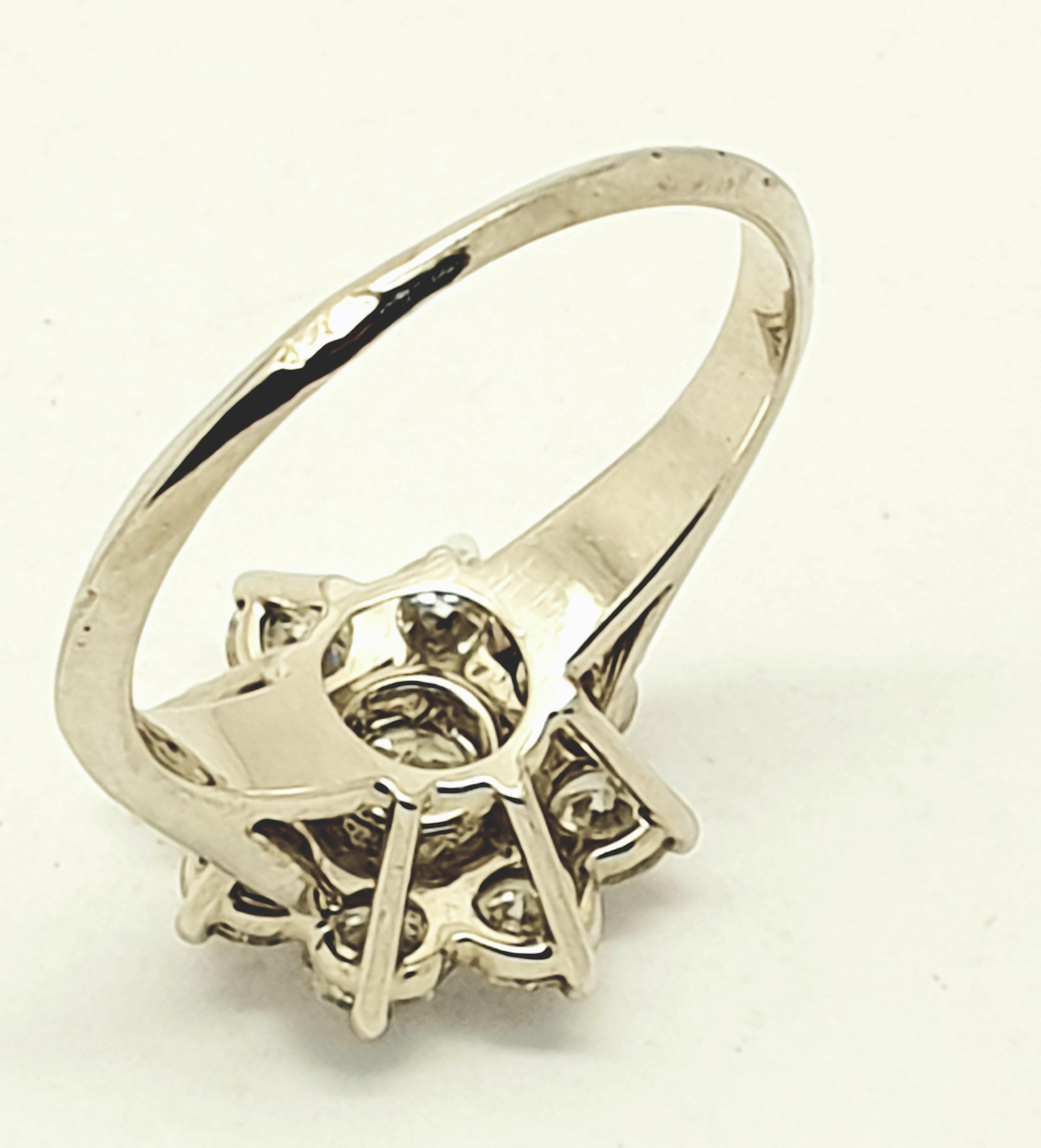 Vintage 1.30 Carat Diamond Cluster 18 Karat Gold Ring In Good Condition In Dublin, IE