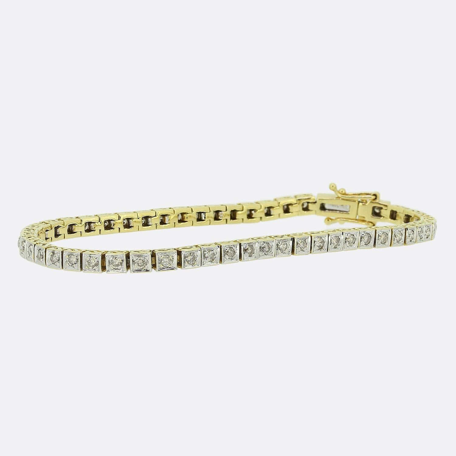 Nous avons ici un merveilleux bracelet à lignes de diamants. Cette pièce vintage a été fabriquée en or jaune 18ct et se compose de 52 maillons en forme de boîte ; chacun d'entre eux a été individuellement rehaussé d'or blanc et accueille un diamant