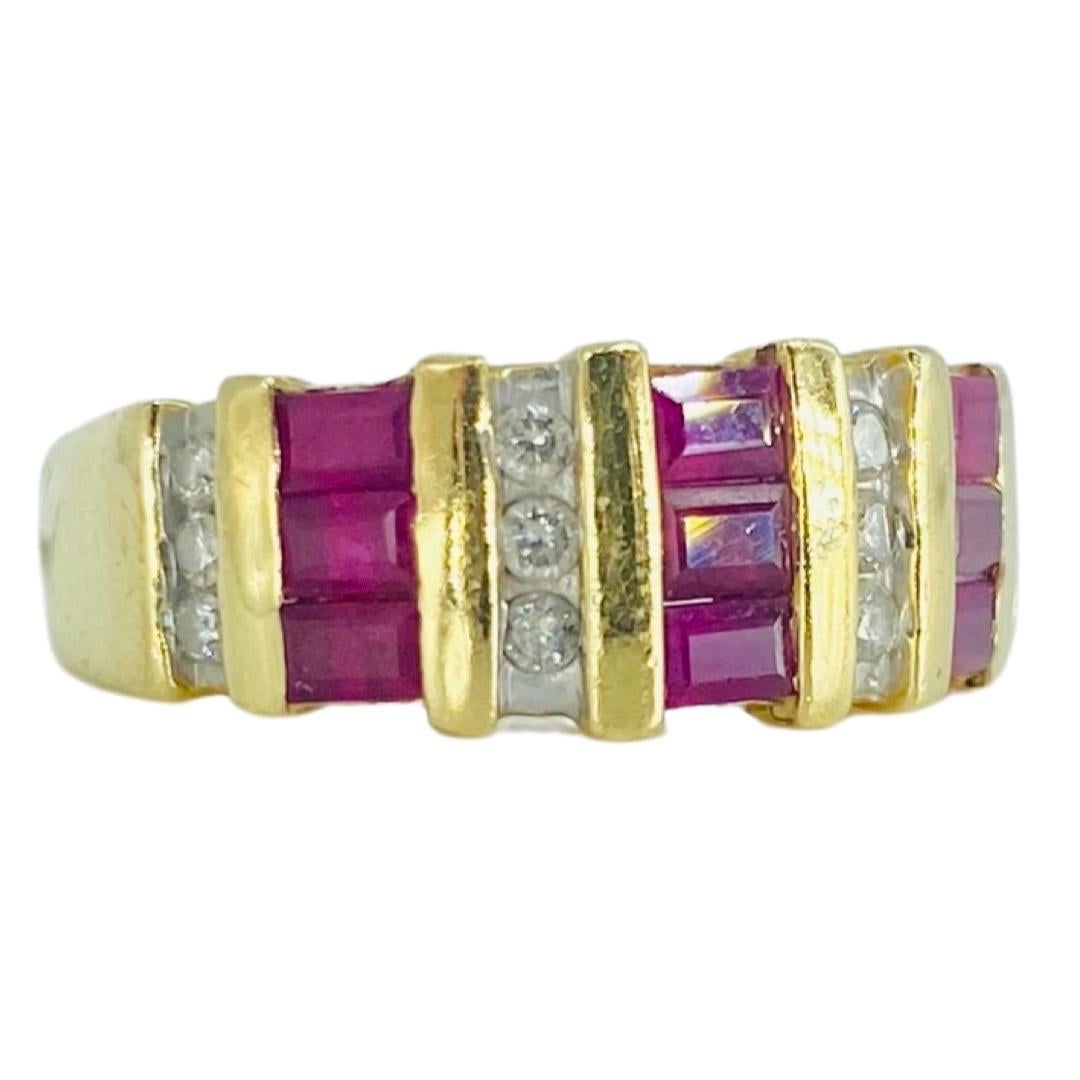 Vintage 1,30 Karat Rubin und Diamanten Ring. Der Ring enthält Rubine im Baguetteschliff und runde Diamanten im Brillantschliff mit einem Gesamtkaratgewicht von ca. 1,30 nach der Formel. Der Ring ist eine Größe 6 und misst 7,36 mm in der Höhe. Der