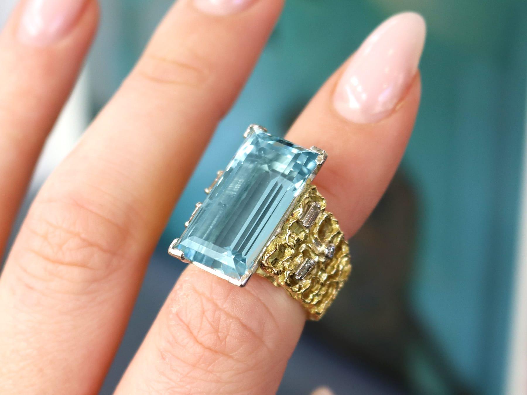 Vintage 13.04ct Aquamarine and Diamond Yellow Gold Cocktail Ring In Excellent Condition For Sale In Jesmond, Newcastle Upon Tyne