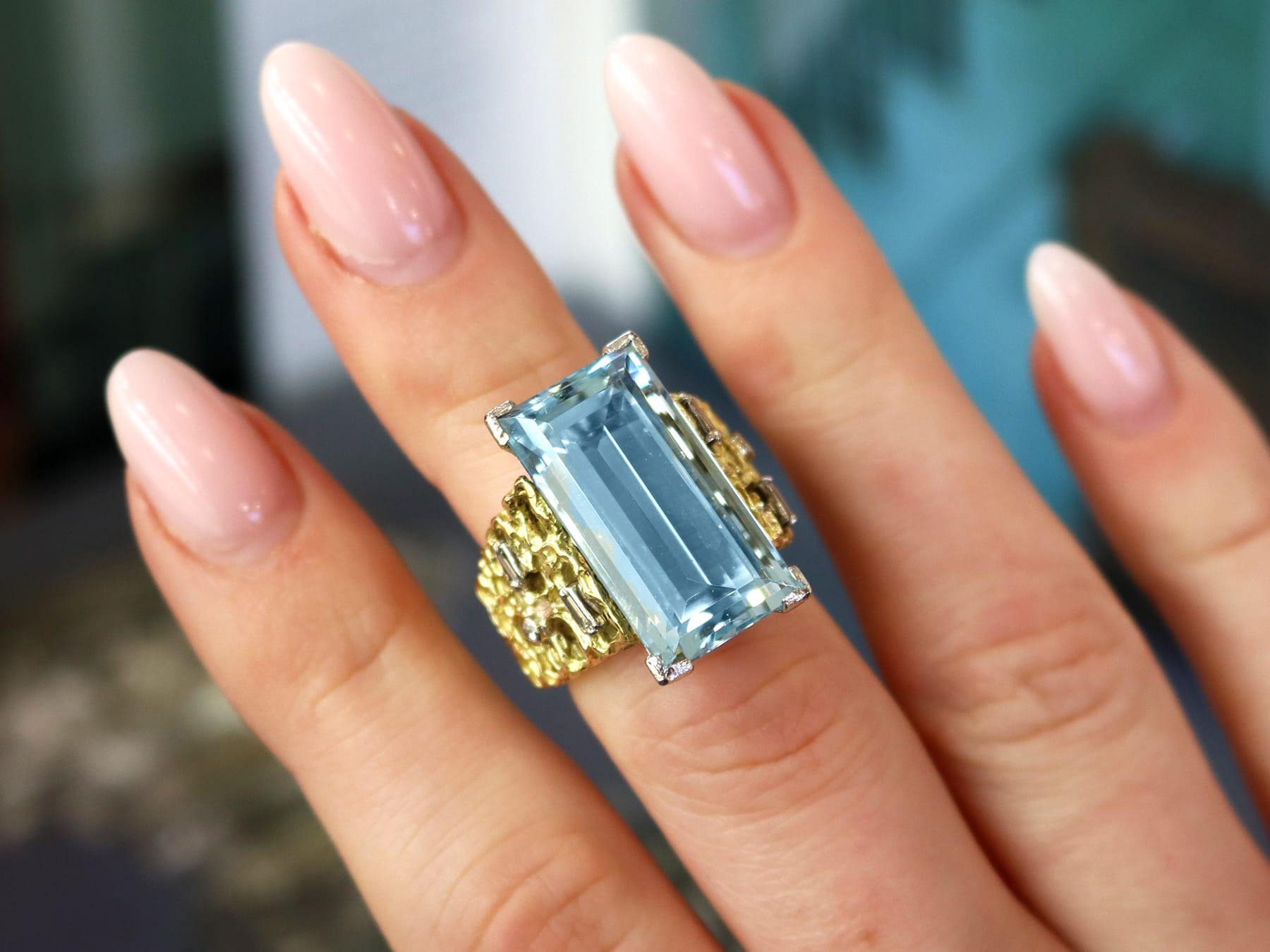Women's or Men's Vintage 13.04ct Aquamarine and Diamond Yellow Gold Cocktail Ring For Sale