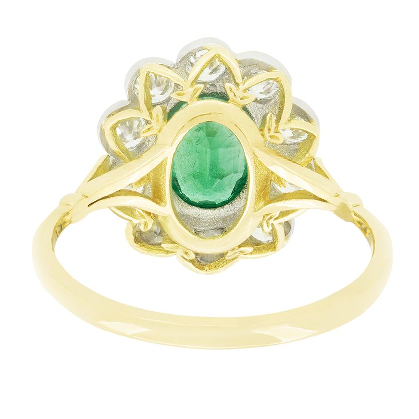 Vintage 1.30ct Emerald and Diamond Cluster Ring, c.1970s Bon état - En vente à London, GB